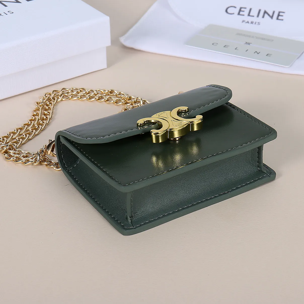 💰170, Celine's new chain TRIOMPHE business card bag, which can be worn cross-body, has a large cowhide surface with plain microfiber, gold-finished TRIOMPHE metal snap closure, 1 thickened main compartment, and 3 inner card slots. No.: 10N062 Size: 10.5x8.5x3 cm
