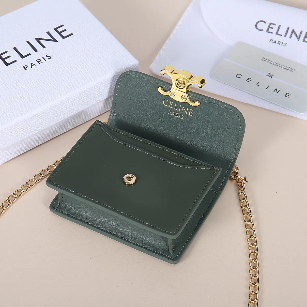 💰170, Celine's new chain TRIOMPHE business card bag, which can be worn cross-body, has a large cowhide surface with plain microfiber, gold-finished TRIOMPHE metal snap closure, 1 thickened main compartment, and 3 inner card slots. No.: 10N062 Size: 10.5x8.5x3 cm