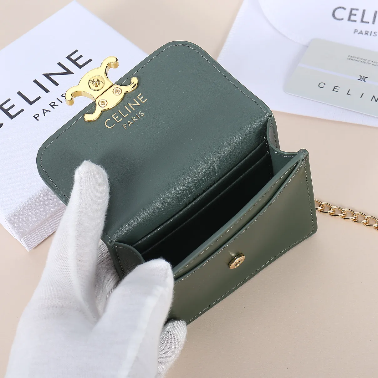 💰170, Celine's new chain TRIOMPHE business card bag, which can be worn cross-body, has a large cowhide surface with plain microfiber, gold-finished TRIOMPHE metal snap closure, 1 thickened main compartment, and 3 inner card slots. No.: 10N062 Size: 10.5x8.5x3 cm
