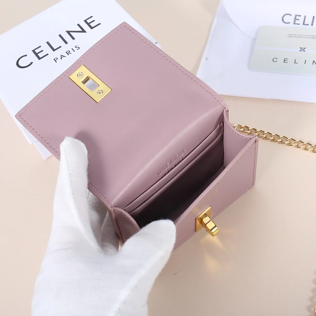 💰140, Celine’s latest chain card holder, TRIOMPHE flip chain card holder, can be worn cross-body, classic cowhide with plain microfiber interior, rotating lock closure, 1 thickened main compartment, 2 inner card slots. No.: 10M472 Size: 10.5x8.5x3 cm