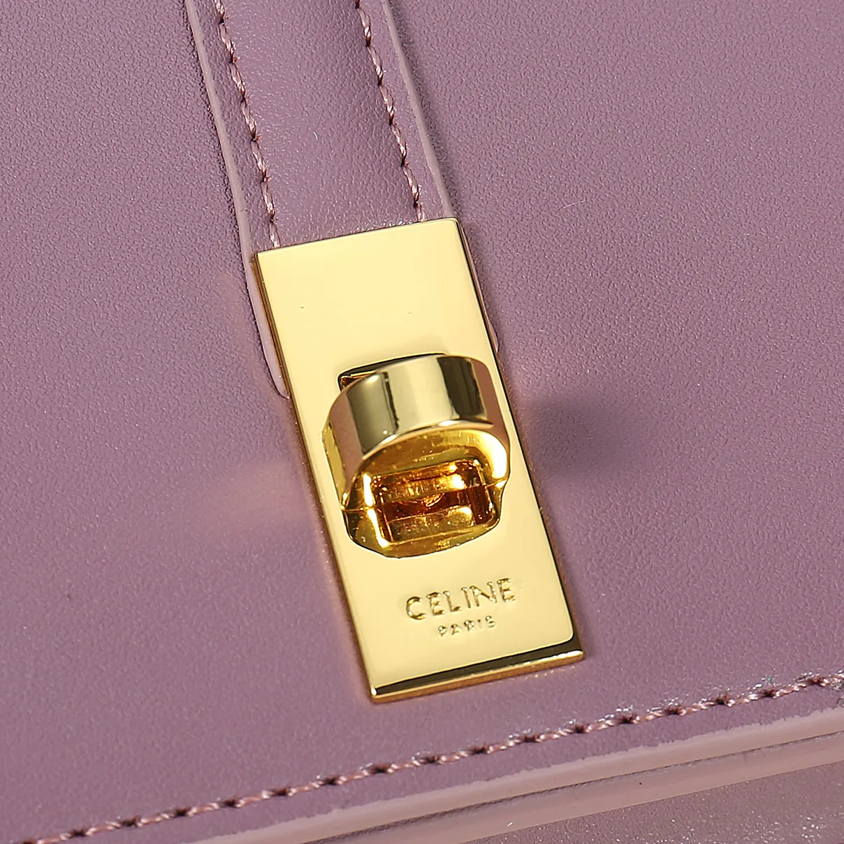 💰140, Celine’s latest chain card holder, TRIOMPHE flip chain card holder, can be worn cross-body, classic cowhide with plain microfiber interior, rotating lock closure, 1 thickened main compartment, 2 inner card slots. No.: 10M472 Size: 10.5x8.5x3 cm