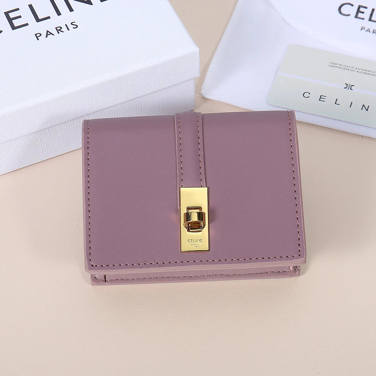 💰130, Celine's new card holder, TRIOMPHE flip card holder, large cowhide with plain microfiber interior, rotating lock closure, 1 thickened main compartment, 2 inner card slots. No.: 10M473 Size: 10.5x8.5x3 cm