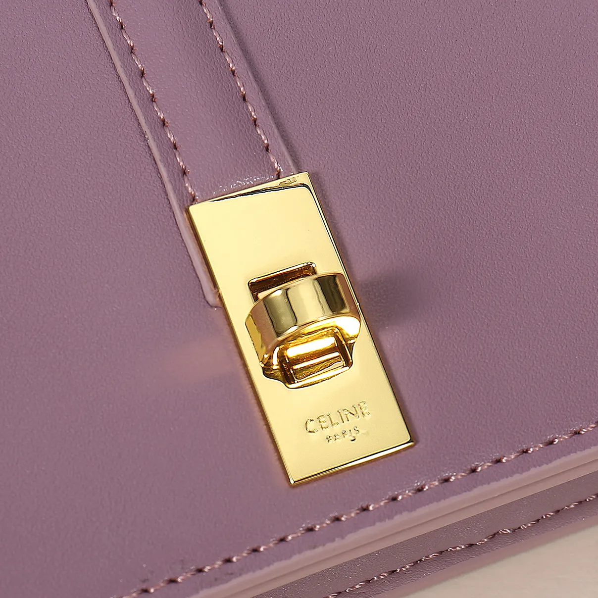 💰130, Celine's new card holder, TRIOMPHE flip card holder, large cowhide with plain microfiber interior, rotating lock closure, 1 thickened main compartment, 2 inner card slots. No.: 10M473 Size: 10.5x8.5x3 cm