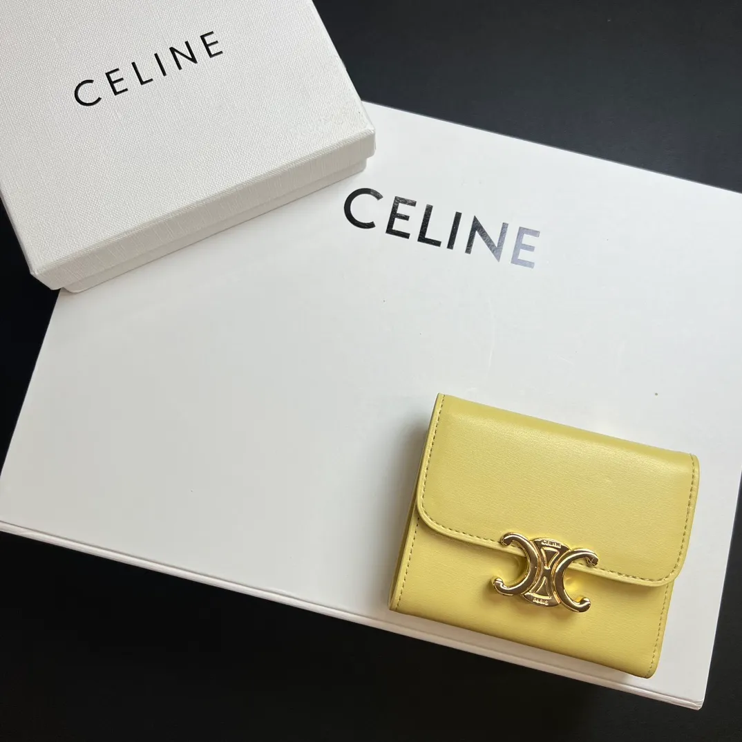 💰150 💎Top quality 🇫🇷 Yellow 💓 𝗖𝗘𝗟𝗜𝗡𝗘 Arc de Triomphe wallet 2-in-1, full calfskin, second layer leather, non-transferable ‼ ️ Celine’s new glossy cow leather short coin purse ❤️ TRIOMPHE metallic snaps A small item that enhances taste, a classic and popular model. It is good-looking and easy to use. It is small and portable. All kinds of bank cards and ID documents are easy to throw around. You no longer have to worry about not being able to find it. It is a daily essential item. 5 card slots, 1 banknote slot, 1 detachable card pocket. It is really full of everything even though it is small~ The wallet can be used for a long time without losing any money. The high-end packaging also gives you face, so go ahead. Model: 10l653DS3 / 16332 /10I653 Size: 9.5×7.5×3cm