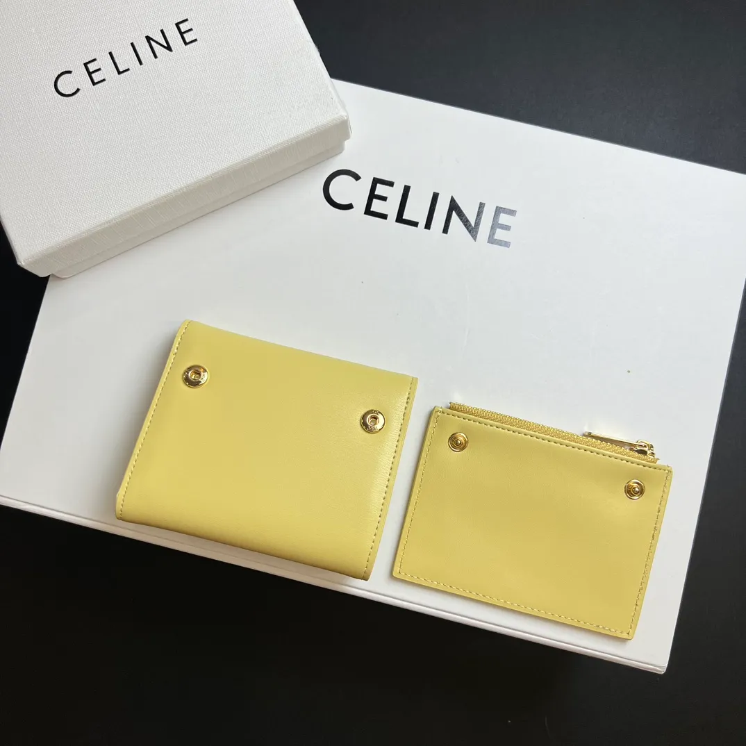 💰150 💎Top quality 🇫🇷 Yellow 💓 𝗖𝗘𝗟𝗜𝗡𝗘 Arc de Triomphe wallet 2-in-1, full calfskin, second layer leather, non-transferable ‼ ️ Celine’s new glossy cow leather short coin purse ❤️ TRIOMPHE metallic snaps A small item that enhances taste, a classic and popular model. It is good-looking and easy to use. It is small and portable. All kinds of bank cards and ID documents are easy to throw around. You no longer have to worry about not being able to find it. It is a daily essential item. 5 card slots, 1 banknote slot, 1 detachable card pocket. It is really full of everything even though it is small~ The wallet can be used for a long time without losing any money. The high-end packaging also gives you face, so go ahead. Model: 10l653DS3 / 16332 /10I653 Size: 9.5×7.5×3cm