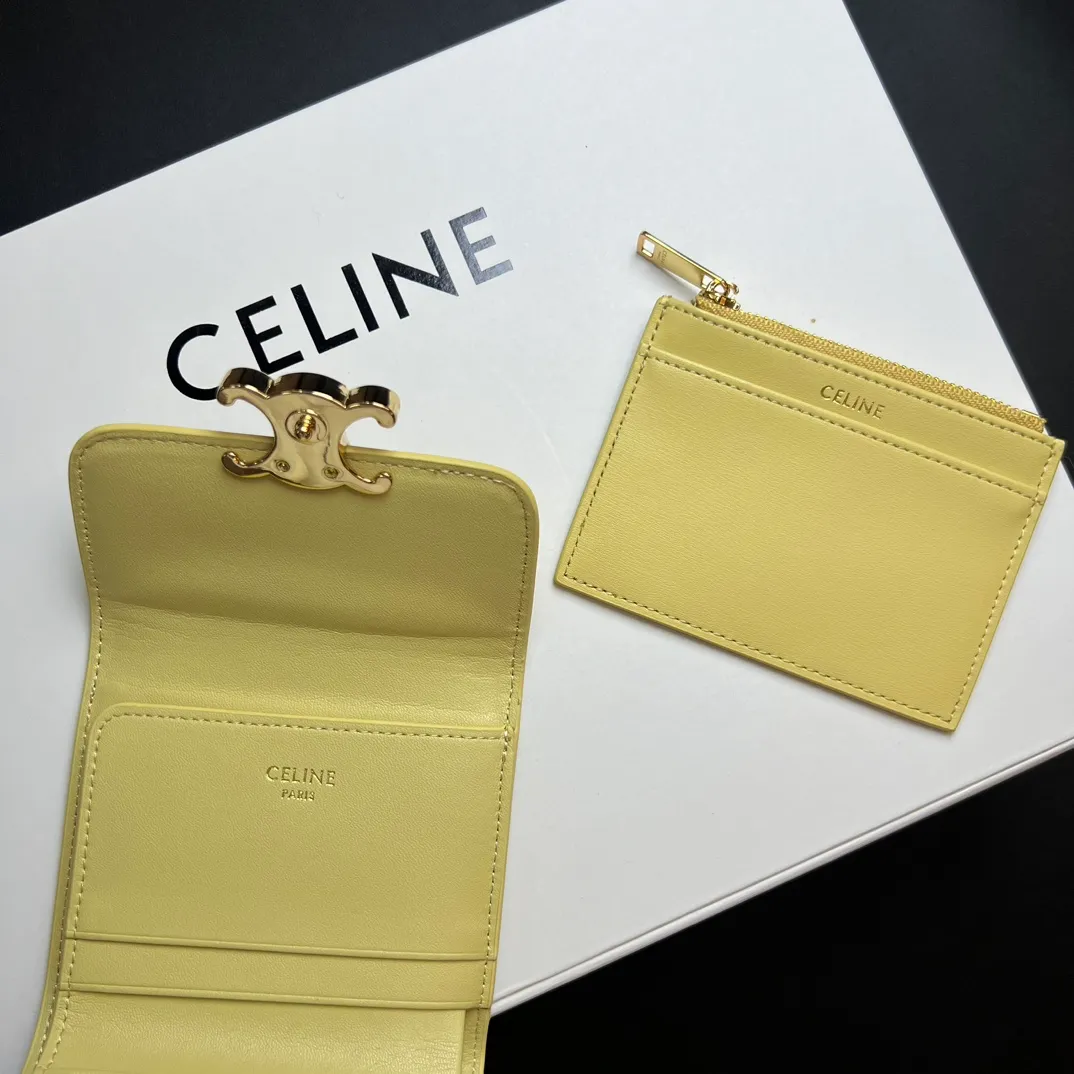 💰150 💎Top quality 🇫🇷 Yellow 💓 𝗖𝗘𝗟𝗜𝗡𝗘 Arc de Triomphe wallet 2-in-1, full calfskin, second layer leather, non-transferable ‼ ️ Celine’s new glossy cow leather short coin purse ❤️ TRIOMPHE metallic snaps A small item that enhances taste, a classic and popular model. It is good-looking and easy to use. It is small and portable. All kinds of bank cards and ID documents are easy to throw around. You no longer have to worry about not being able to find it. It is a daily essential item. 5 card slots, 1 banknote slot, 1 detachable card pocket. It is really full of everything even though it is small~ The wallet can be used for a long time without losing any money. The high-end packaging also gives you face, so go ahead. Model: 10l653DS3 / 16332 /10I653 Size: 9.5×7.5×3cm