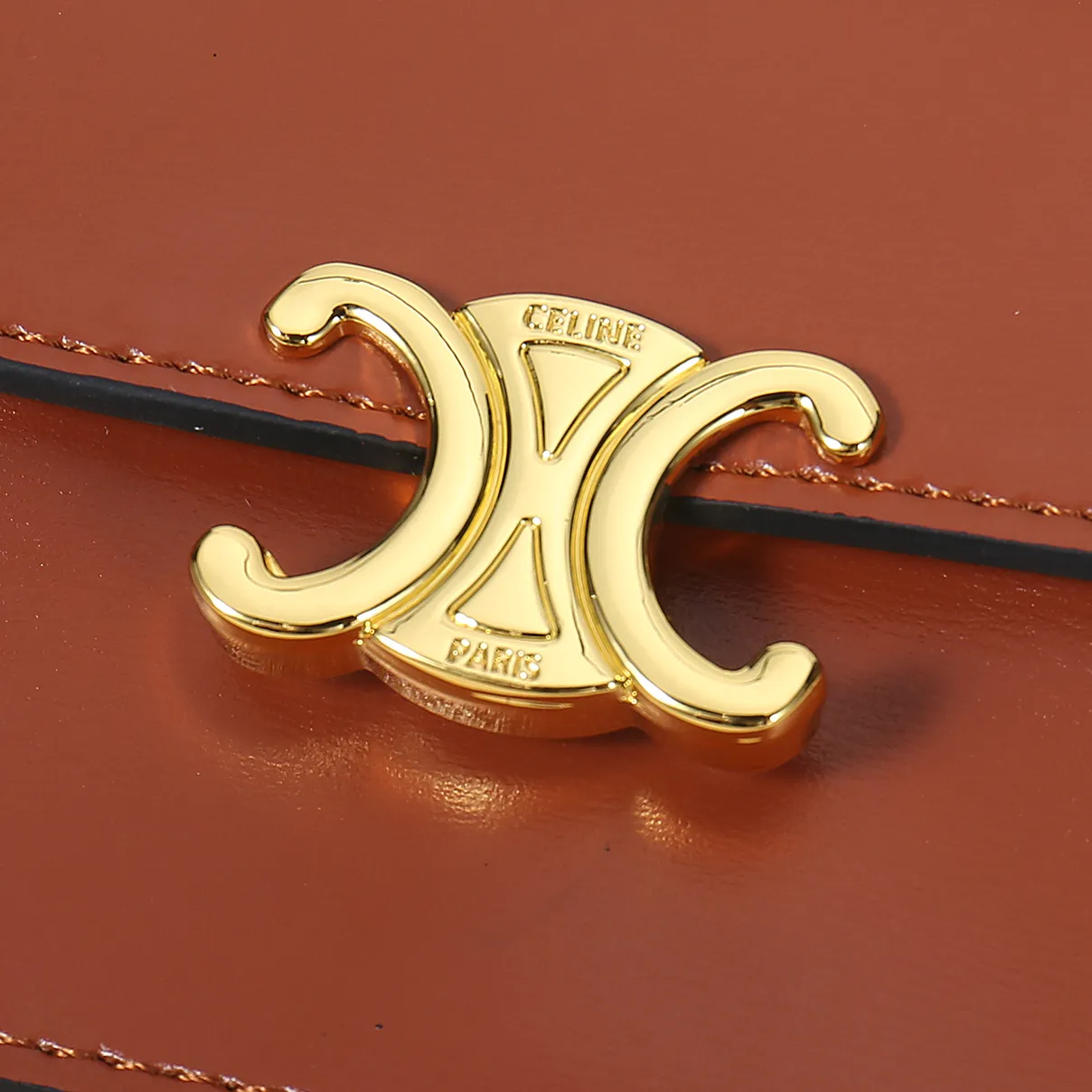 💰130, Celine's new card holder, TRIOMPHE business card holder, large cowhide with plain microfiber interior, gold finish TRIOMPHE metal snap closure, 1 thickened main compartment, 3 inner card slots. No.: 10N063 Size: 10.5x8.5x3 cm