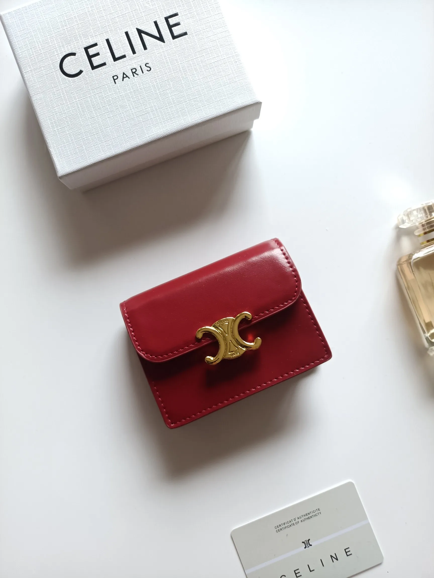 💰150 Celine's new card holder, TRIOMPHE business card holder, classic pattern large surface with plain microfiber interior, gold finish TRIOMPHE metal snap closure, 1 thickened main compartment, 3 inner card slots. No.: 10N063 Size: 10.5x8.5x3 cm