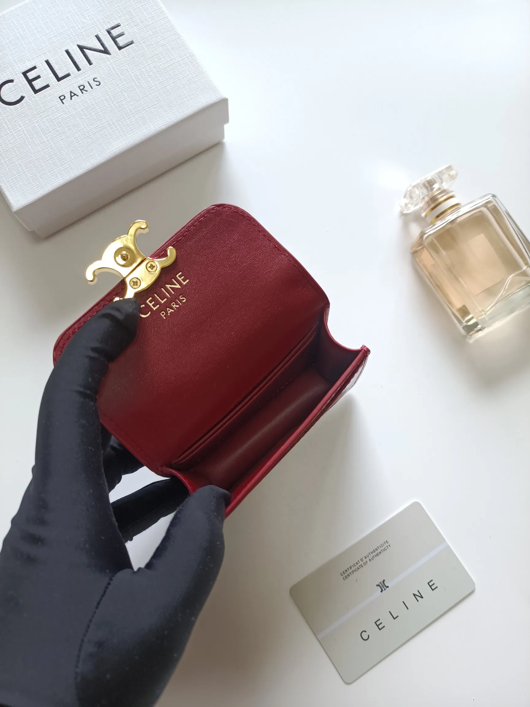 💰150 Celine's new card holder, TRIOMPHE business card holder, classic pattern large surface with plain microfiber interior, gold finish TRIOMPHE metal snap closure, 1 thickened main compartment, 3 inner card slots. No.: 10N063 Size: 10.5x8.5x3 cm