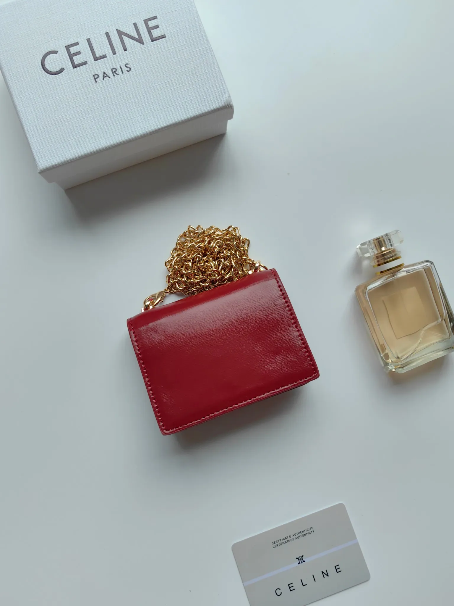 💰140 Celine's new chain TRIOMPHE business card bag, which can be worn cross-body, has a classic pattern with plain microfiber on the inside, gold-finished TRIOMPHE metal snap closure, 1 thickened main compartment, and 3 inner card slots. No.: 10N062 Size: 10.5x8.5x3 cm