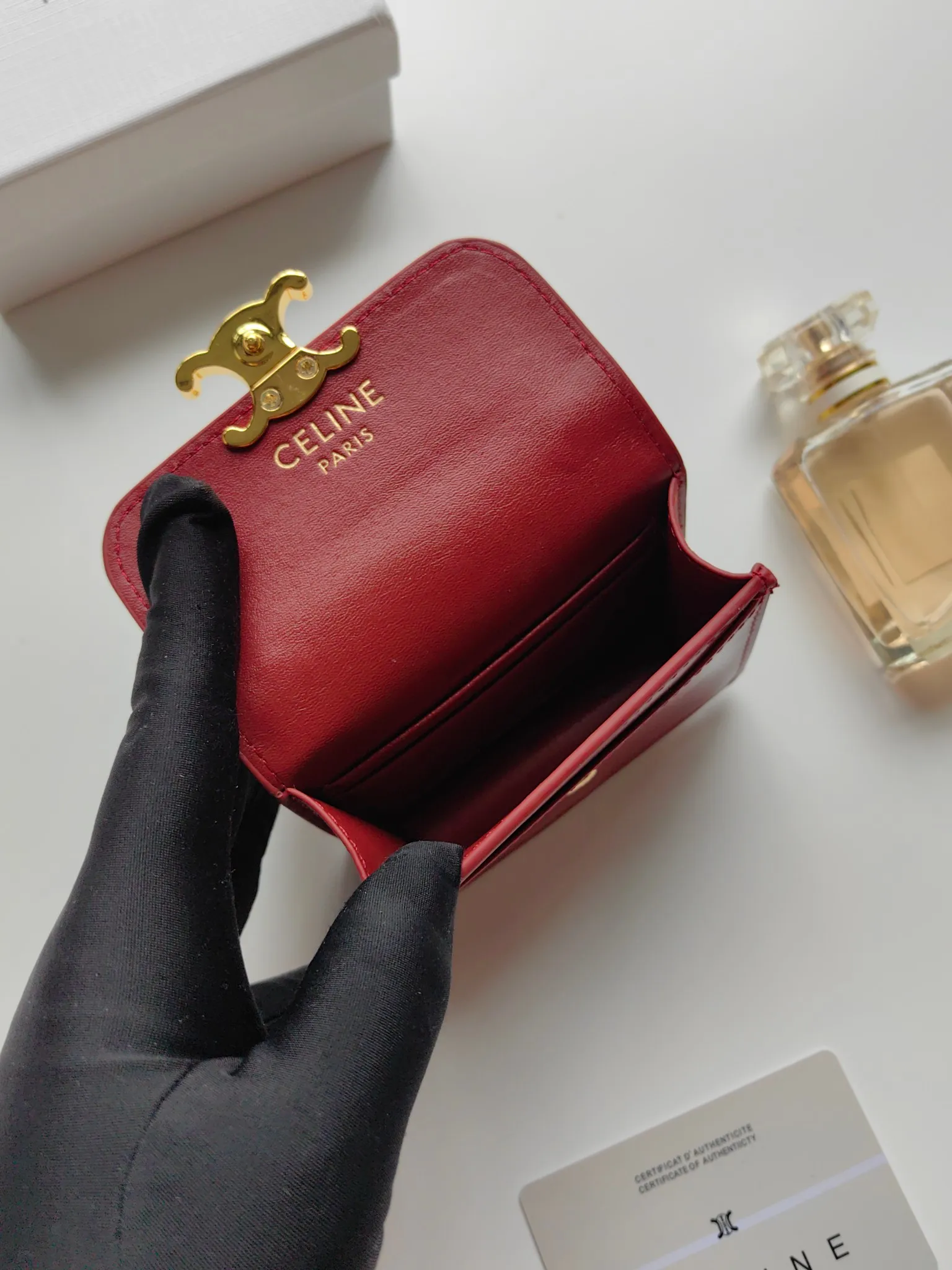 💰140 Celine's new chain TRIOMPHE business card bag, which can be worn cross-body, has a classic pattern with plain microfiber on the inside, gold-finished TRIOMPHE metal snap closure, 1 thickened main compartment, and 3 inner card slots. No.: 10N062 Size: 10.5x8.5x3 cm