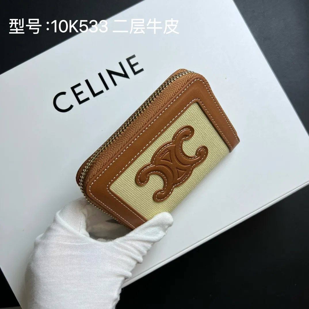 💰140 💎Upgraded original version 🇫🇷 𝗖𝗘𝗟𝗜𝗡𝗘 ❤️ TRIOMPHE CUIR (two-layer leather) Celine’s new glossy cow leather❤️ Compact zipper wallet Textile material and natural/tan calfskin Textile material, calfskin trim Calfskin lining Zipper closure Six credit card slots Two gusseted compartments. Size: 10.5 X 9 X 1 Style number: 10K533DR8 / 10533 /10L742