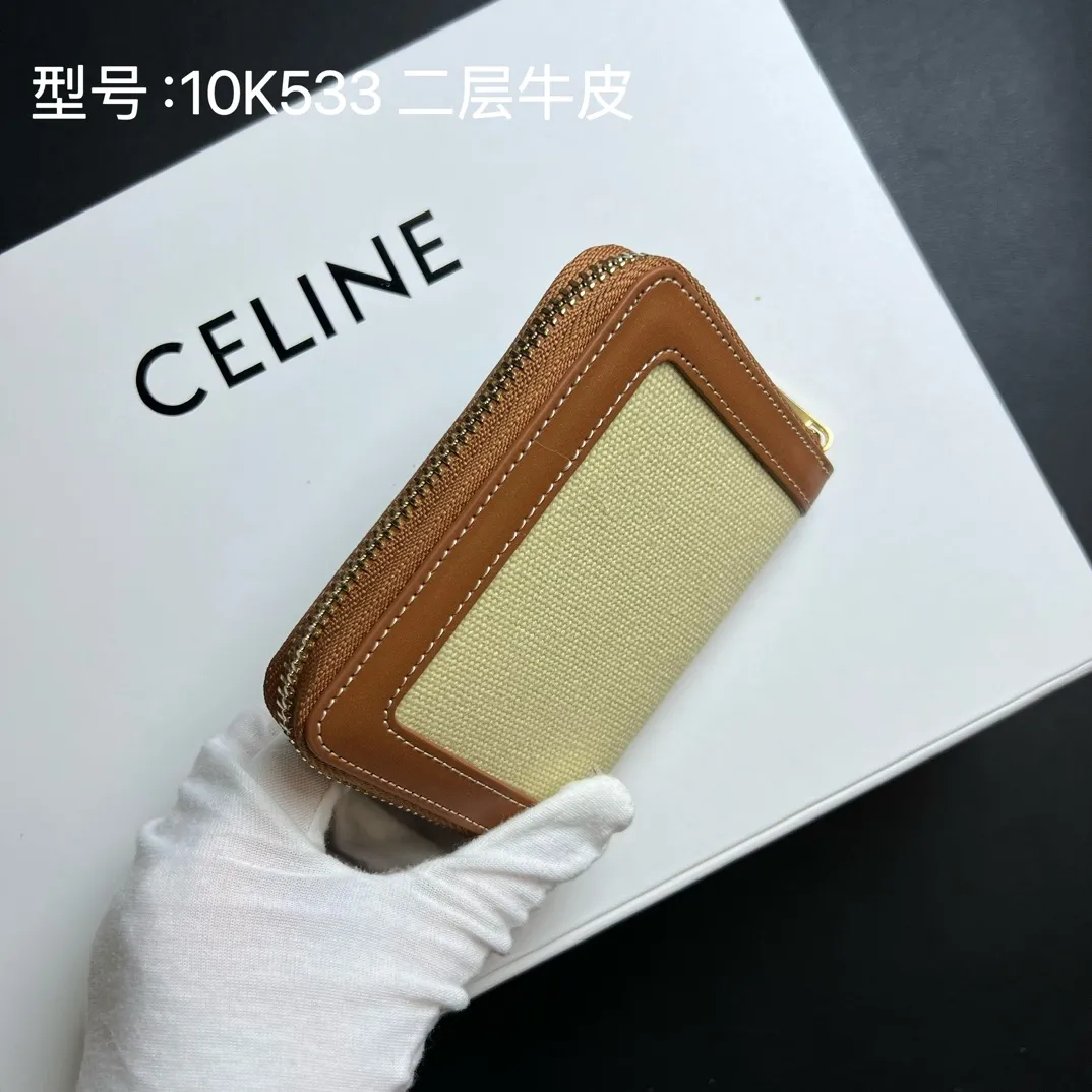 💰140 💎Upgraded original version 🇫🇷 𝗖𝗘𝗟𝗜𝗡𝗘 ❤️ TRIOMPHE CUIR (two-layer leather) Celine’s new glossy cow leather❤️ Compact zipper wallet Textile material and natural/tan calfskin Textile material, calfskin trim Calfskin lining Zipper closure Six credit card slots Two gusseted compartments. Size: 10.5 X 9 X 1 Style number: 10K533DR8 / 10533 /10L742