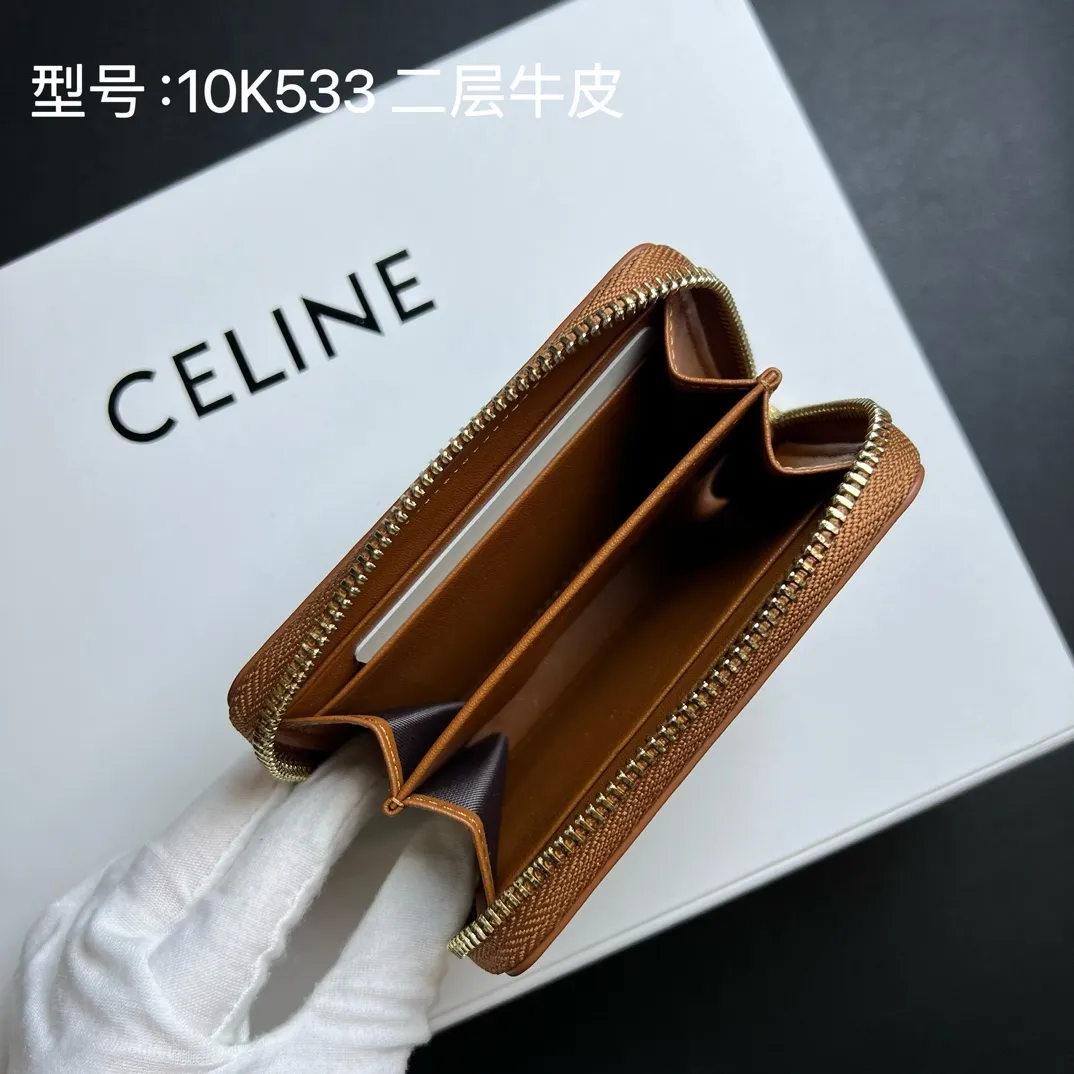 💰140 💎Upgraded original version 🇫🇷 𝗖𝗘𝗟𝗜𝗡𝗘 ❤️ TRIOMPHE CUIR (two-layer leather) Celine’s new glossy cow leather❤️ Compact zipper wallet Textile material and natural/tan calfskin Textile material, calfskin trim Calfskin lining Zipper closure Six credit card slots Two gusseted compartments. Size: 10.5 X 9 X 1 Style number: 10K533DR8 / 10533 /10L742