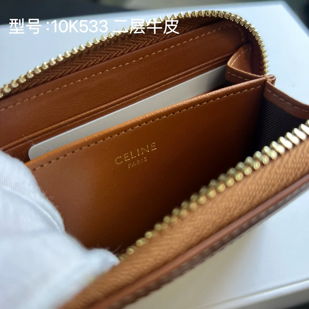 💰140 💎Upgraded original version 🇫🇷 𝗖𝗘𝗟𝗜𝗡𝗘 ❤️ TRIOMPHE CUIR (two-layer leather) Celine’s new glossy cow leather❤️ Compact zipper wallet Textile material and natural/tan calfskin Textile material, calfskin trim Calfskin lining Zipper closure Six credit card slots Two gusseted compartments. Size: 10.5 X 9 X 1 Style number: 10K533DR8 / 10533 /10L742