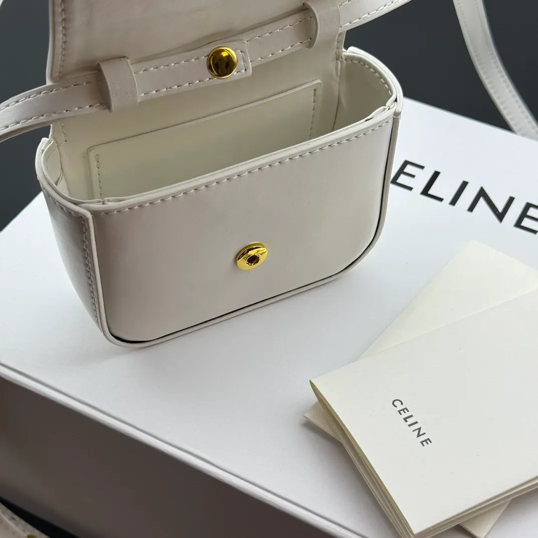 💰230 💎Upgraded original version💖 Comes with gift box 𝗖𝗘𝗟𝗜𝗡𝗘 | 𝗧𝗥𝗜𝗢𝗠𝗣𝗛𝗘 𝗠𝗜𝗡𝗜 Arc de Triomphe Mini Crossbody Bag〰️ White# (Calfskin) Arc de Triomphe and minimalist inspiration collide. Beautiful to the core. The shape of the bag is simply the golden ratio. Small and delicate. The more you look at it, the better it looks. It gives people a French gentle style🍃. Carrying it on the body is like an exquisite work of art. Made of genuine Italian leather. The texture of the leather is perfect. 𝑠　𝑧𝑒: 𝟭𝟭*𝟴*𝟰𝒄𝒎 Model: 101513/10I513