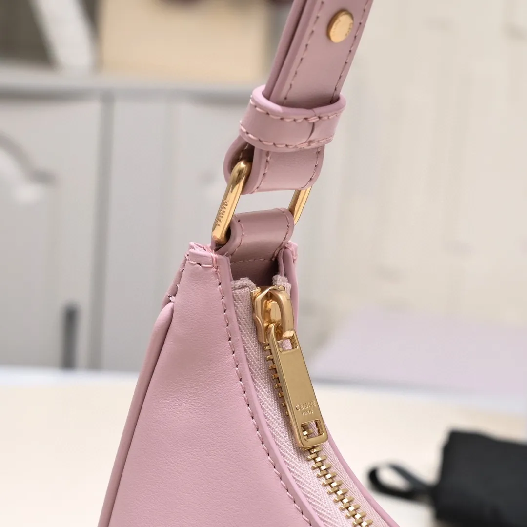 C*ELINE 💕2023 new color cherry blossom pink AVA TRIOMPHE full leather handbag🤩, Celine's new generation and another popular style, lining: cow leather/fabric, shoulder or hand carry, zipper lock, adjustable leather shoulder strap length 22cm. Size 23x19x7cm Model: 193953