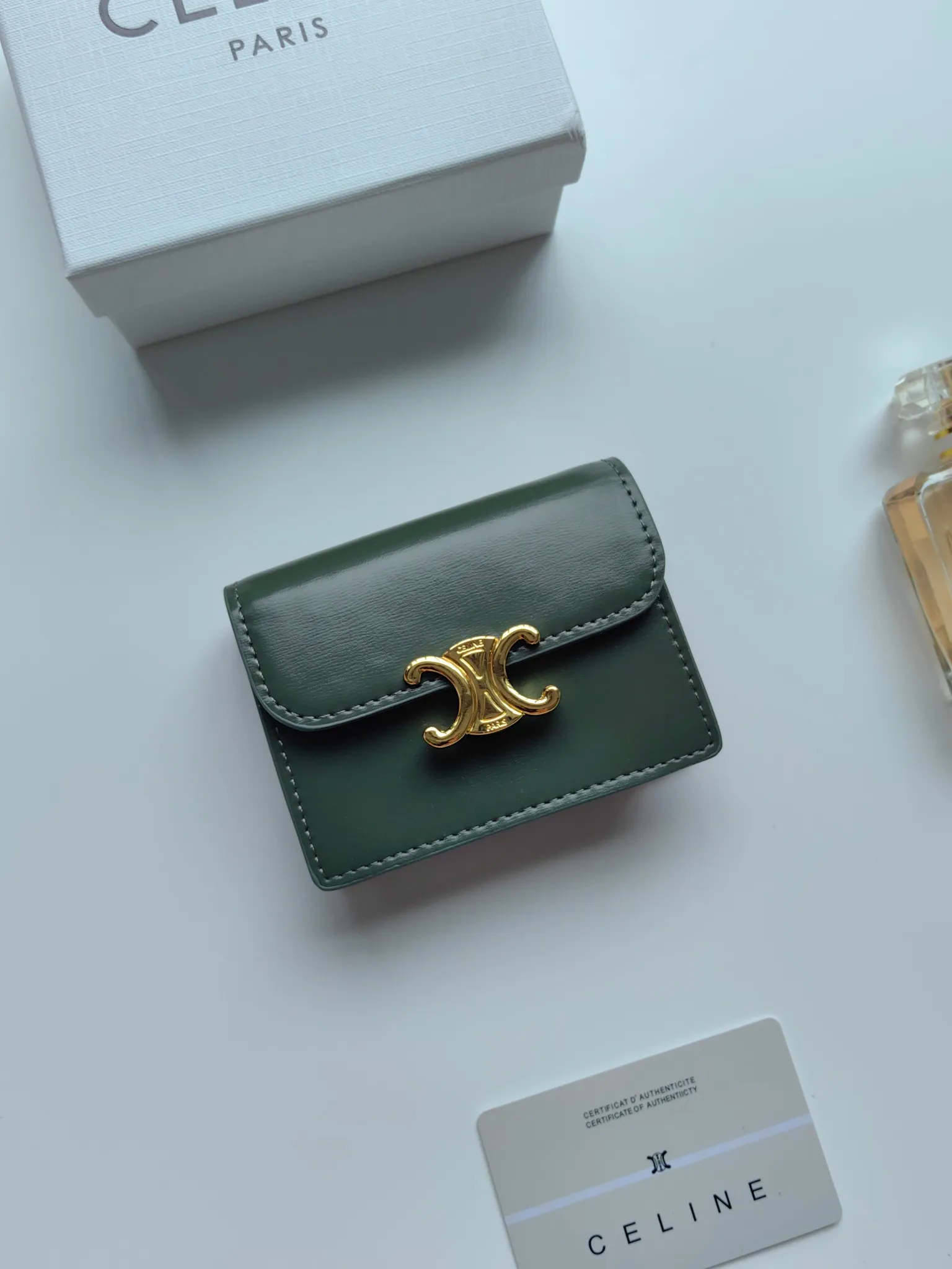 💰130 Celine's new card holder, TRIOMPHE business card holder, classic pattern large surface with plain microfiber interior, gold finish TRIOMPHE metal snap closure, 1 thickened main compartment, 3 inner card slots. No.: 10N063 Size: 10.5x8.5x3 cm
