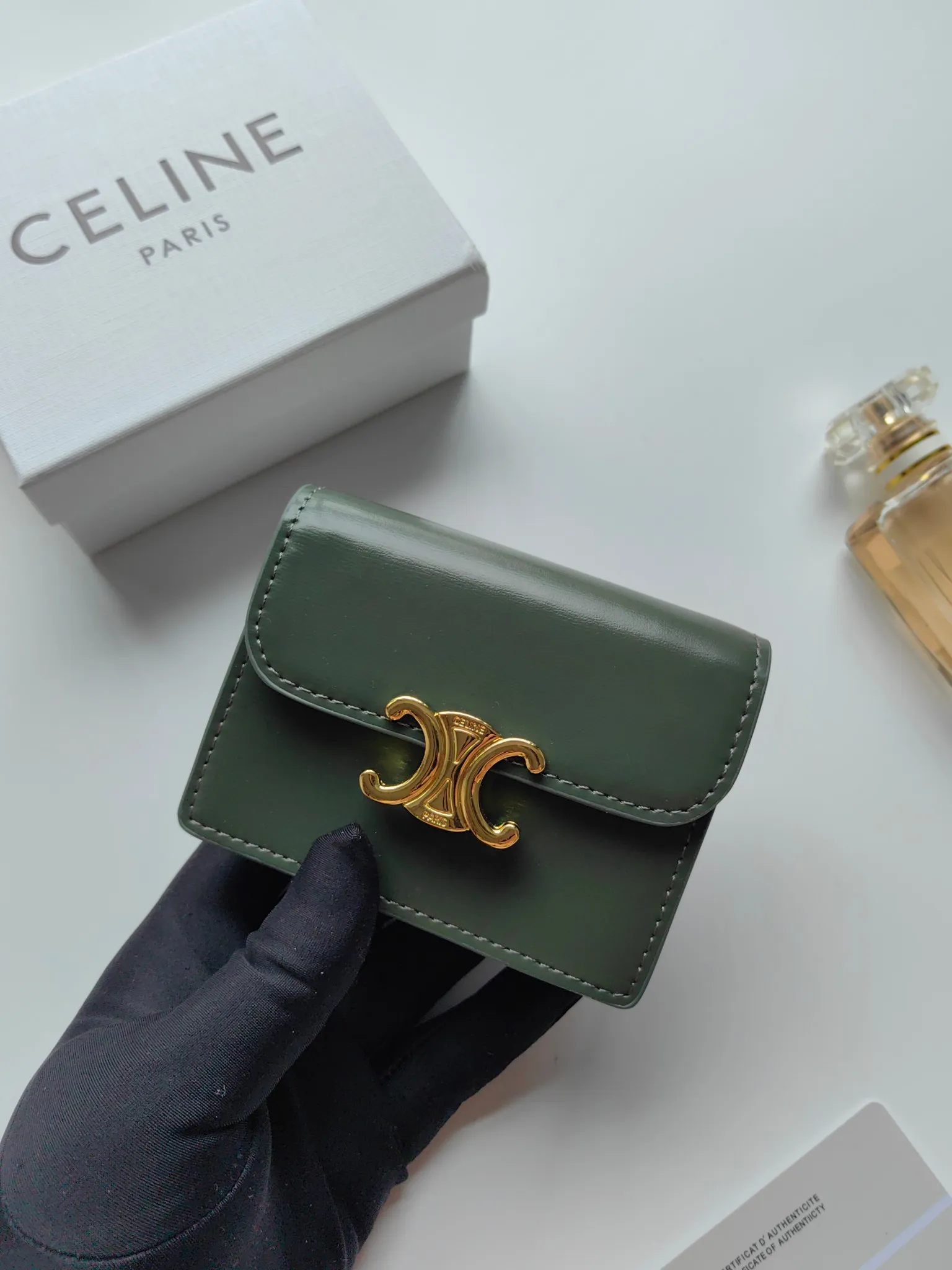 💰130 Celine's new card holder, TRIOMPHE business card holder, classic pattern large surface with plain microfiber interior, gold finish TRIOMPHE metal snap closure, 1 thickened main compartment, 3 inner card slots. No.: 10N063 Size: 10.5x8.5x3 cm