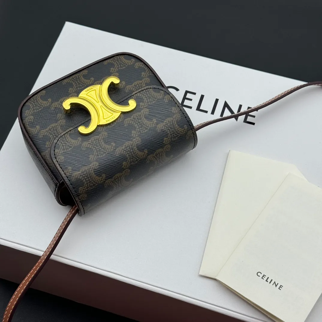 💰230 💎Upgraded original version💖 Comes with gift box 𝗖𝗘𝗟𝗜𝗡𝗘 | 𝗧𝗥𝗜𝗢𝗠𝗣𝗛𝗘 𝗠𝗜𝗡𝗜 Arc de Triomphe Mini Crossbody Bag〰️ Presbyopia# (Calfskin) Arc de Triomphe and minimalist inspiration collide. Beautiful to the core. The shape of the bag is simply the golden ratio. Small and delicate. The more you look at it, the better it looks. It gives people a French gentle style🍃. Carrying it on the body is like an exquisite work of art. Made of genuine Italian leather. The texture of the leather is perfect. 𝑠　𝑧𝑒: 𝟭𝟭*𝟴*𝟰𝒄𝒎 Model: 101513/10I513