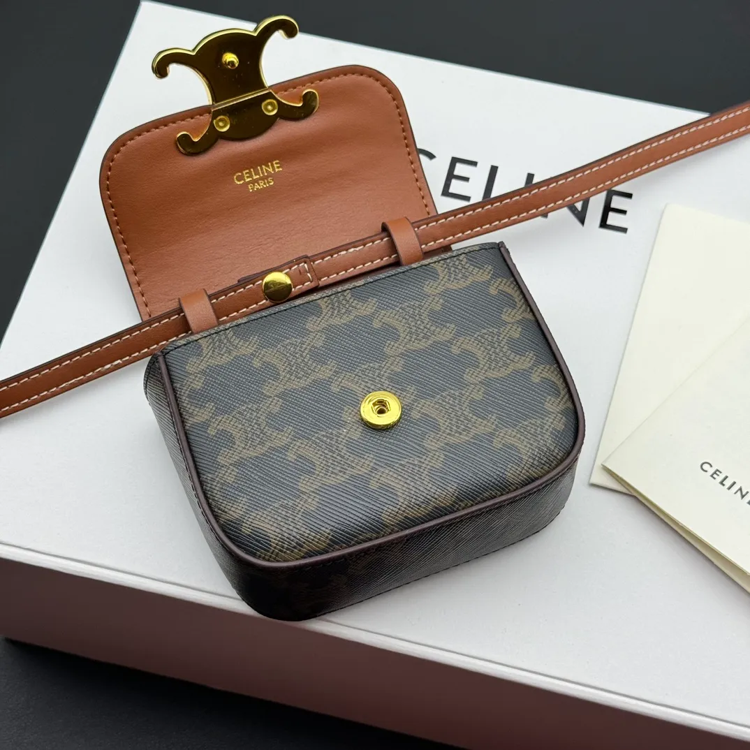💰230 💎Upgraded original version💖 Comes with gift box 𝗖𝗘𝗟𝗜𝗡𝗘 | 𝗧𝗥𝗜𝗢𝗠𝗣𝗛𝗘 𝗠𝗜𝗡𝗜 Arc de Triomphe Mini Crossbody Bag〰️ Presbyopia# (Calfskin) Arc de Triomphe and minimalist inspiration collide. Beautiful to the core. The shape of the bag is simply the golden ratio. Small and delicate. The more you look at it, the better it looks. It gives people a French gentle style🍃. Carrying it on the body is like an exquisite work of art. Made of genuine Italian leather. The texture of the leather is perfect. 𝑠　𝑧𝑒: 𝟭𝟭*𝟴*𝟰𝒄𝒎 Model: 101513/10I513