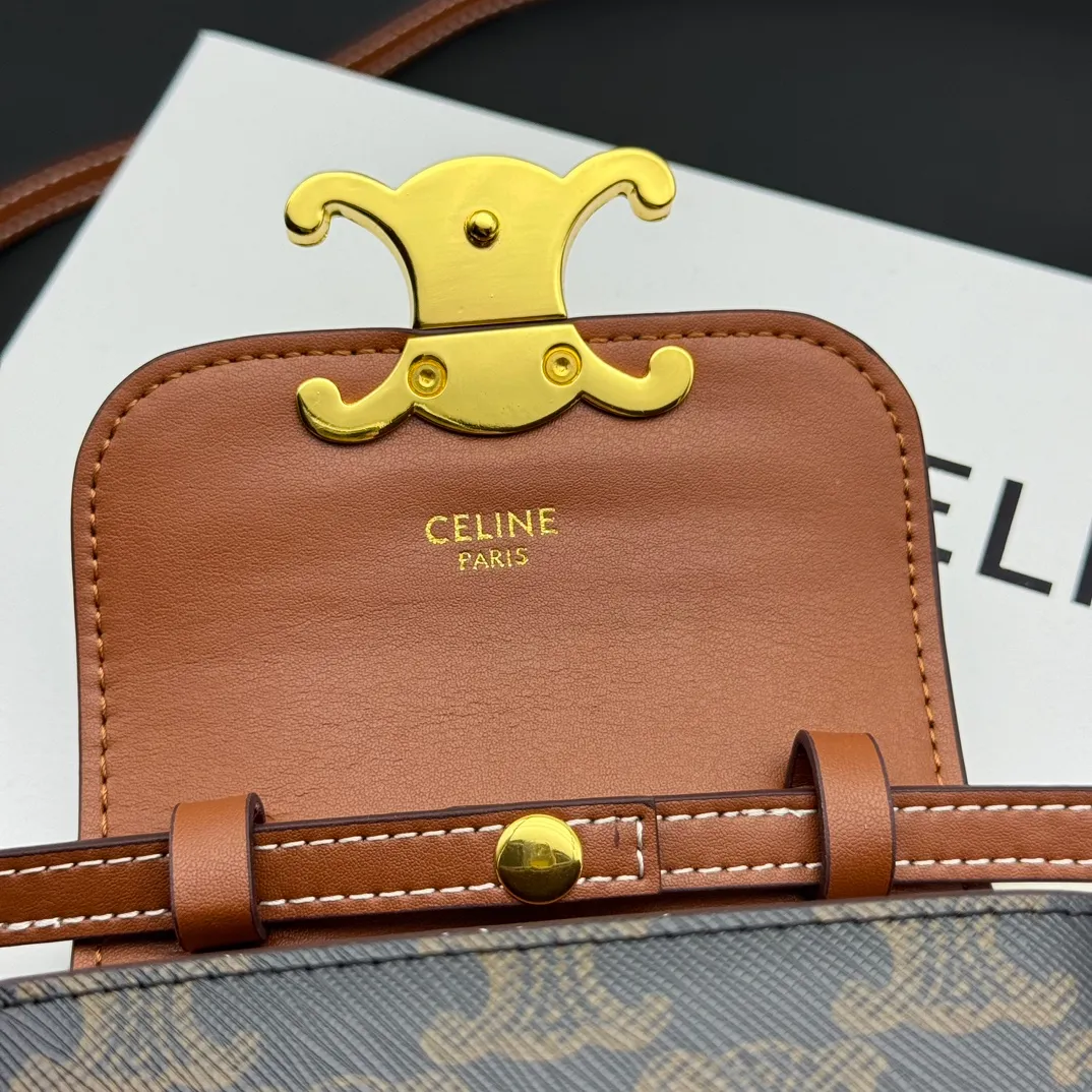 💰230 💎Upgraded original version💖 Comes with gift box 𝗖𝗘𝗟𝗜𝗡𝗘 | 𝗧𝗥𝗜𝗢𝗠𝗣𝗛𝗘 𝗠𝗜𝗡𝗜 Arc de Triomphe Mini Crossbody Bag〰️ Presbyopia# (Calfskin) Arc de Triomphe and minimalist inspiration collide. Beautiful to the core. The shape of the bag is simply the golden ratio. Small and delicate. The more you look at it, the better it looks. It gives people a French gentle style🍃. Carrying it on the body is like an exquisite work of art. Made of genuine Italian leather. The texture of the leather is perfect. 𝑠　𝑧𝑒: 𝟭𝟭*𝟴*𝟰𝒄𝒎 Model: 101513/10I513