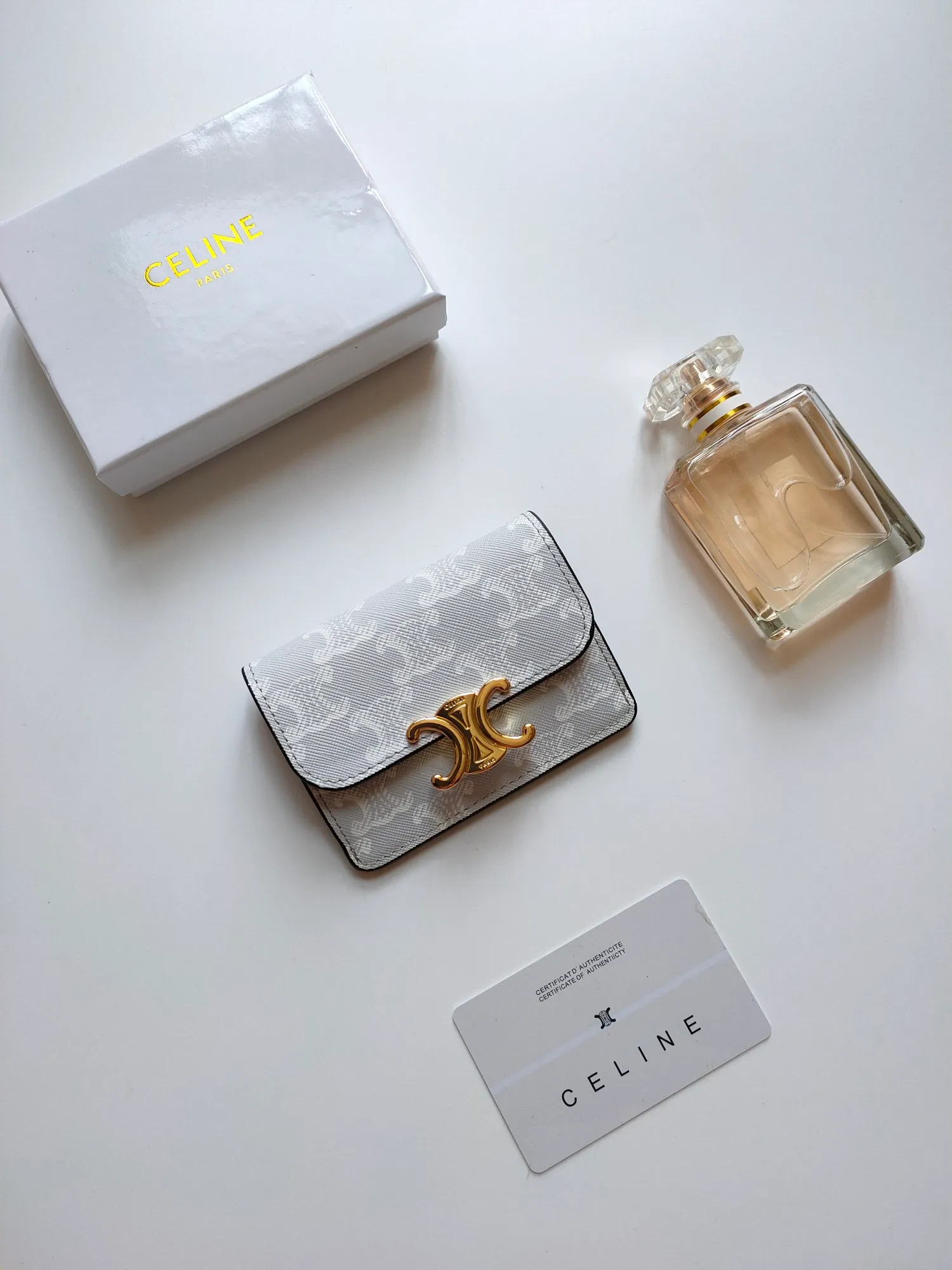 ￥110 CELINE’s latest TRIOMPHE logo printed card holder, gold finish, snap closure, model number: 101582, size: 10.5*7cm