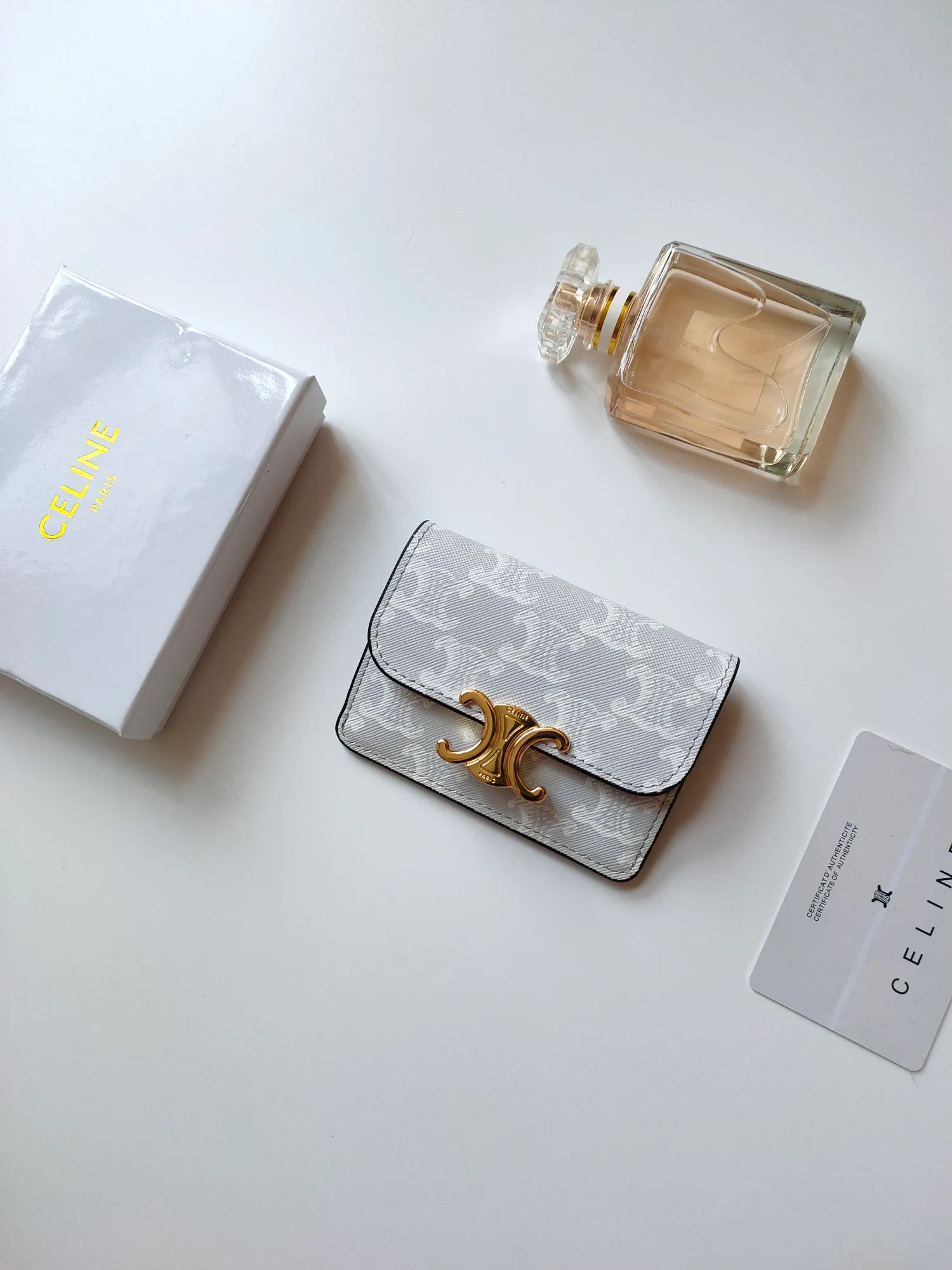 ￥110 CELINE’s latest TRIOMPHE logo printed card holder, gold finish, snap closure, model number: 101582, size: 10.5*7cm