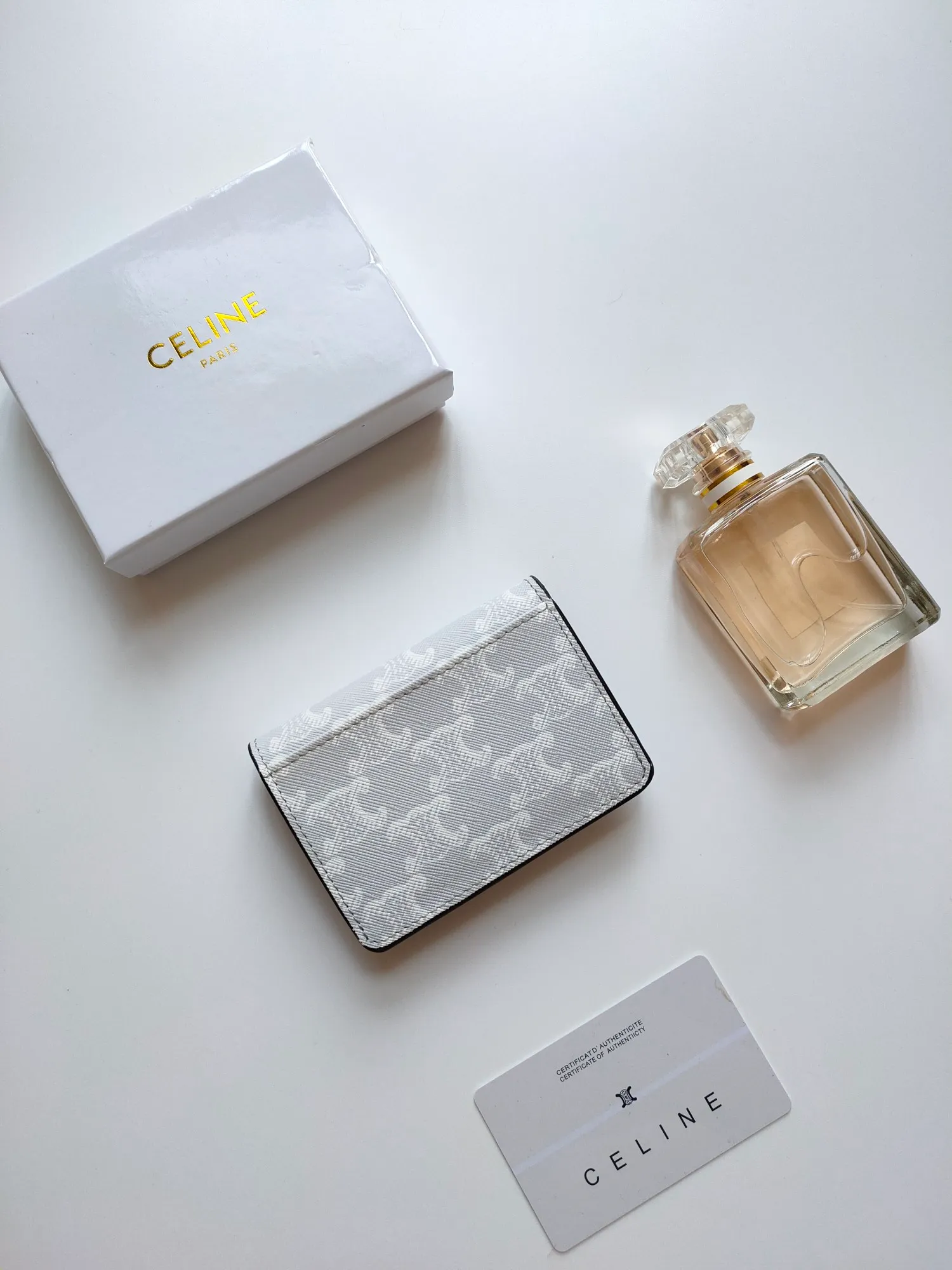￥110 CELINE’s latest TRIOMPHE logo printed card holder, gold finish, snap closure, model number: 101582, size: 10.5*7cm