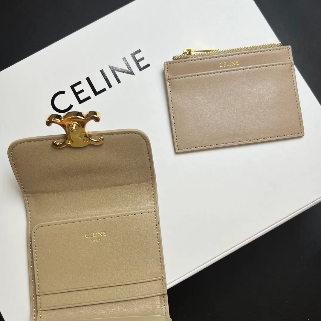 💰150 💎Top quality 🇫🇷 Gray 💓 𝗖𝗘𝗟𝗜𝗡𝗘 Arc de Triomphe wallet 2-in-1, full calfskin, second layer leather, non-transferable ‼ ️ Celine’s new glossy cow leather short coin purse ❤️ TRIOMPHE metallic snaps A small item that enhances taste, a classic and popular model. It is good-looking and easy to use. It is small and portable. All kinds of bank cards and ID documents are easy to throw around. You no longer have to worry about not being able to find it. It is a daily essential item. 5 card slots, 1 banknote slot, 1 detachable card pocket. It is really full of everything even though it is small~ The wallet can be used for a long time without losing any money. The high-end packaging also gives you face, so go ahead. Model: 10l653DS3 / 16332 /10I653 Size: 9.5×7.5×3cm