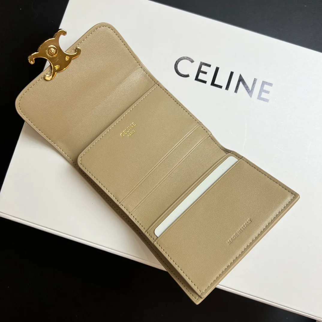 💰150 💎Top quality 🇫🇷 Gray 💓 𝗖𝗘𝗟𝗜𝗡𝗘 Arc de Triomphe wallet 2-in-1, full calfskin, second layer leather, non-transferable ‼ ️ Celine’s new glossy cow leather short coin purse ❤️ TRIOMPHE metallic snaps A small item that enhances taste, a classic and popular model. It is good-looking and easy to use. It is small and portable. All kinds of bank cards and ID documents are easy to throw around. You no longer have to worry about not being able to find it. It is a daily essential item. 5 card slots, 1 banknote slot, 1 detachable card pocket. It is really full of everything even though it is small~ The wallet can be used for a long time without losing any money. The high-end packaging also gives you face, so go ahead. Model: 10l653DS3 / 16332 /10I653 Size: 9.5×7.5×3cm