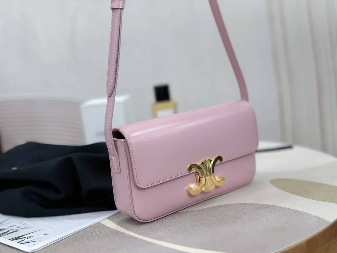 💰 1500 Top in the market 𝗖𝗘𝗟𝗜𝗡𝗘 | 𝗧𝗿𝗶𝗼𝗺𝗽𝗵𝗲 𝗦𝗵𝗼𝘂𝗹𝗱𝗲𝗿 𝗕𝗮𝗴 Arc de Triomphe armpit bag〰️ The Arc de Triomphe and minimalist inspiration collide. It’s so beautiful that it’s the perfect bag shape. It’s small and delicate. It’s pink. The color is so pretty! The upper body is fashionable and versatile, full of holiday style⛱️ It must be on the list of must-buy bags this year🧾!  𝑠　𝑧𝑒：𝟮𝟬*𝟭𝟬*𝟰𝒄𝒎 Model: 194143 / Full leather model