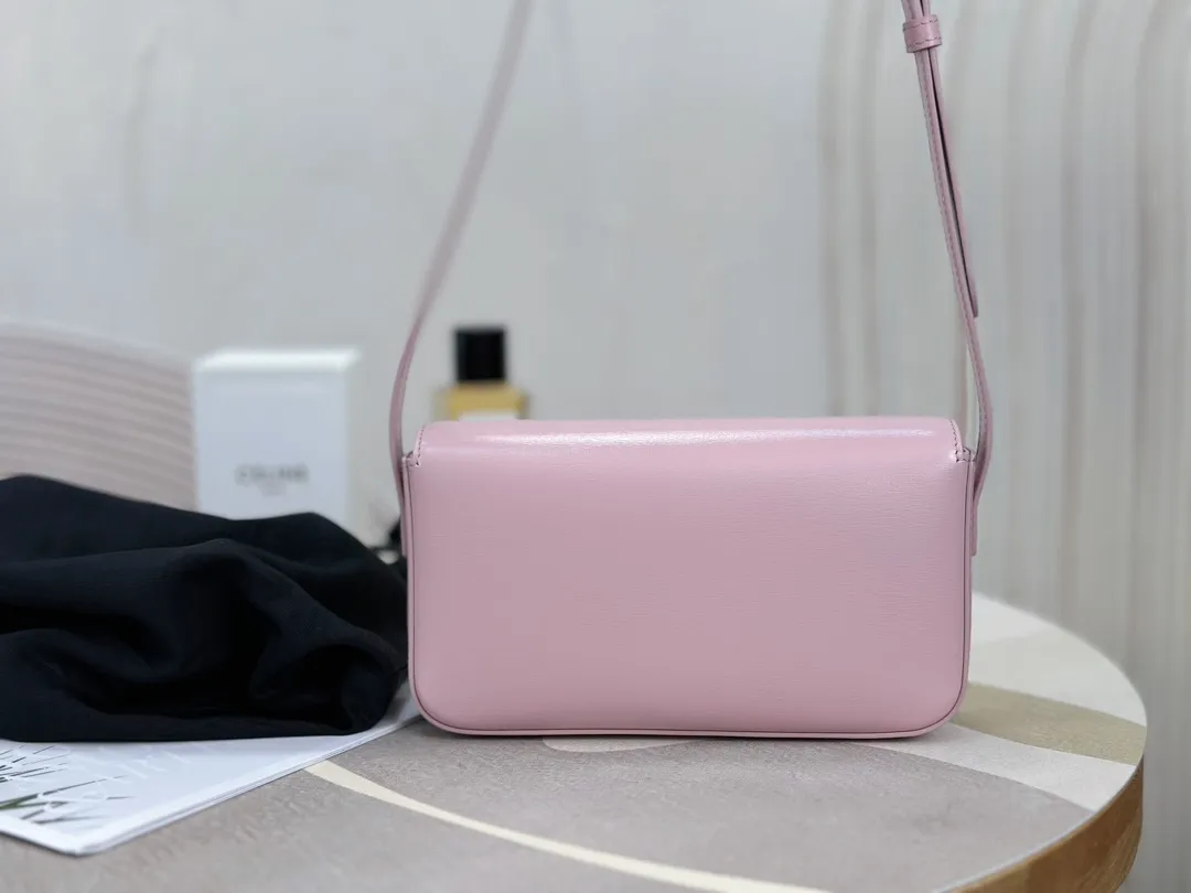 💰 1500 Top in the market 𝗖𝗘𝗟𝗜𝗡𝗘 | 𝗧𝗿𝗶𝗼𝗺𝗽𝗵𝗲 𝗦𝗵𝗼𝘂𝗹𝗱𝗲𝗿 𝗕𝗮𝗴 Arc de Triomphe armpit bag〰️ The Arc de Triomphe and minimalist inspiration collide. It’s so beautiful that it’s the perfect bag shape. It’s small and delicate. It’s pink. The color is so pretty! The upper body is fashionable and versatile, full of holiday style⛱️ It must be on the list of must-buy bags this year🧾!  𝑠　𝑧𝑒：𝟮𝟬*𝟭𝟬*𝟰𝒄𝒎 Model: 194143 / Full leather model