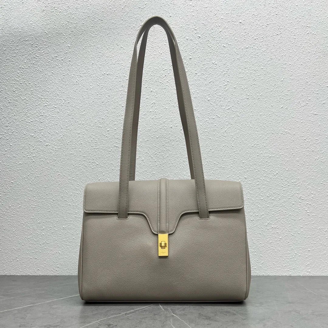 The Soft16 small size attracts a lot of attention. Little fairies who thought the large size was too big before can definitely buy this size. The small size is more everyday, seemingly simple but very eye-catching, low-key and fashionable ~ light weight, soft and comfortable leather, stylish and three-dimensional, a must-have for autumn and winter! Size: 32.5×23×14 Style number: 195543 pebble gray