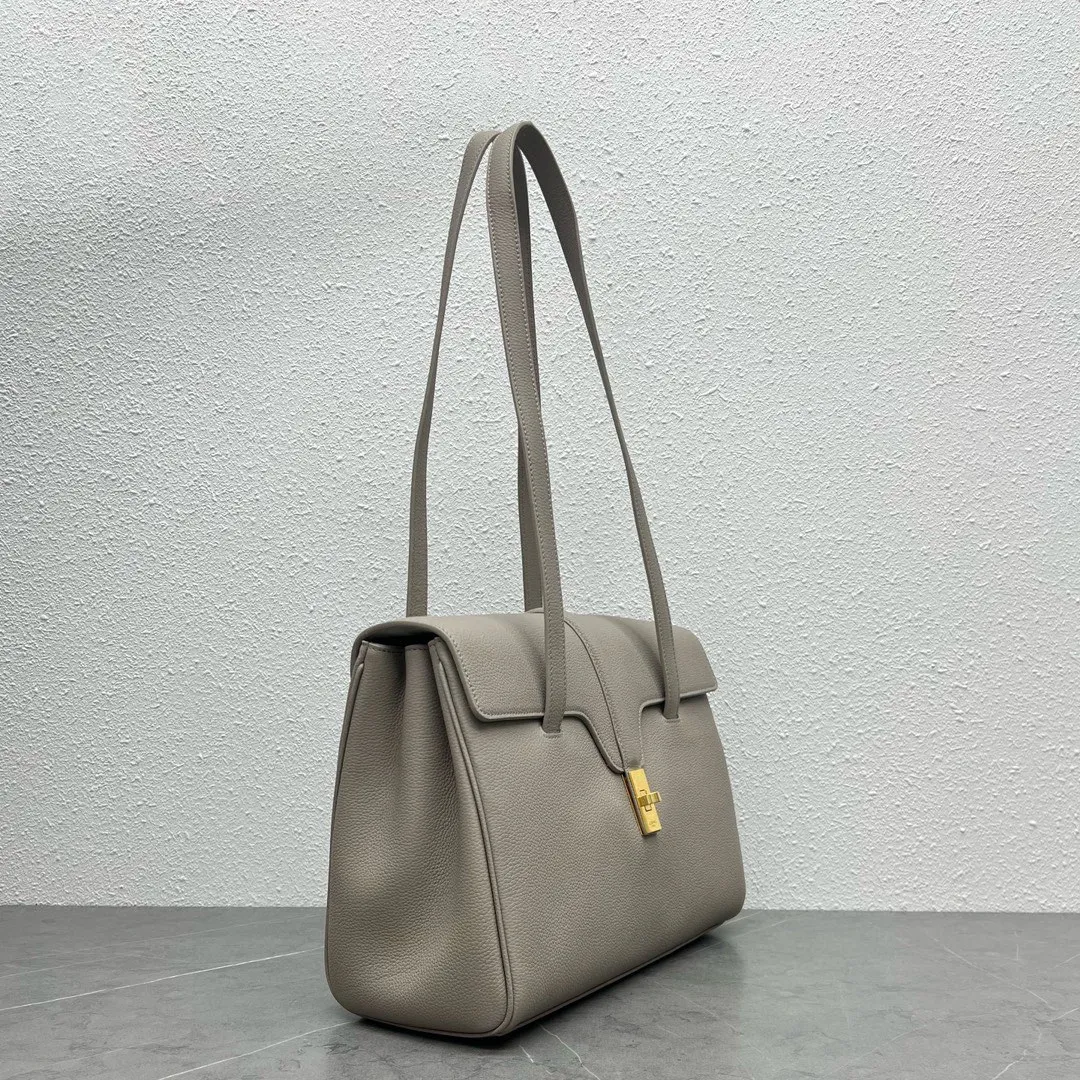 The Soft16 small size attracts a lot of attention. Little fairies who thought the large size was too big before can definitely buy this size. The small size is more everyday, seemingly simple but very eye-catching, low-key and fashionable ~ light weight, soft and comfortable leather, stylish and three-dimensional, a must-have for autumn and winter! Size: 32.5×23×14 Style number: 195543 pebble gray