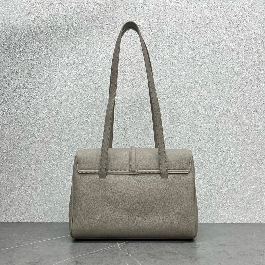 The Soft16 small size attracts a lot of attention. Little fairies who thought the large size was too big before can definitely buy this size. The small size is more everyday, seemingly simple but very eye-catching, low-key and fashionable ~ light weight, soft and comfortable leather, stylish and three-dimensional, a must-have for autumn and winter! Size: 32.5×23×14 Style number: 195543 pebble gray