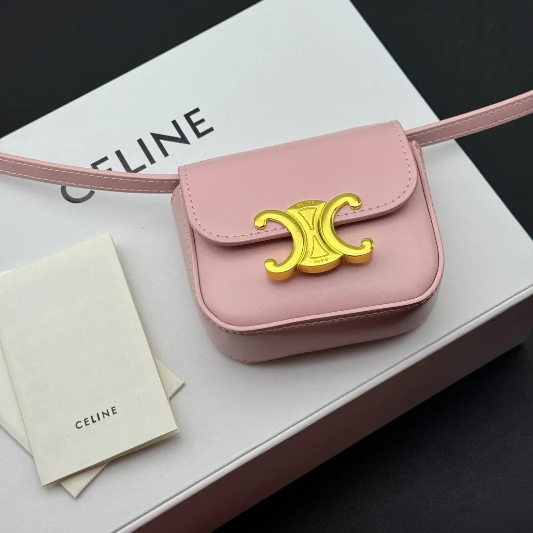 💰230 💎Upgraded original version💖 Comes with gift box 𝗖𝗘𝗟𝗜𝗡𝗘 | 𝗧𝗥𝗜𝗢𝗠𝗣𝗛𝗘 𝗠𝗜𝗡𝗜 Arc de Triomphe Mini Crossbody Bag〰️ Pink# (Calfskin) Arc de Triomphe and minimalist inspiration collide. Beautiful to the core. The shape of the bag is simply the golden ratio. Small and delicate. The more you look at it, the better it looks. It gives people a French gentle style🍃. Carrying it on the body is like an exquisite work of art. Made of genuine Italian leather. The texture of the leather is perfect. 𝑠　𝑧𝑒: 𝟭𝟭*𝟴*𝟰𝒄𝒎 Model: 101513/10I513
