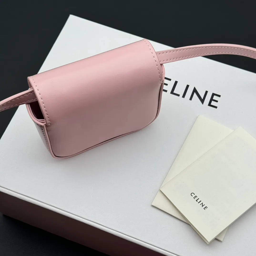 💰230 💎Upgraded original version💖 Comes with gift box 𝗖𝗘𝗟𝗜𝗡𝗘 | 𝗧𝗥𝗜𝗢𝗠𝗣𝗛𝗘 𝗠𝗜𝗡𝗜 Arc de Triomphe Mini Crossbody Bag〰️ Pink# (Calfskin) Arc de Triomphe and minimalist inspiration collide. Beautiful to the core. The shape of the bag is simply the golden ratio. Small and delicate. The more you look at it, the better it looks. It gives people a French gentle style🍃. Carrying it on the body is like an exquisite work of art. Made of genuine Italian leather. The texture of the leather is perfect. 𝑠　𝑧𝑒: 𝟭𝟭*𝟴*𝟰𝒄𝒎 Model: 101513/10I513