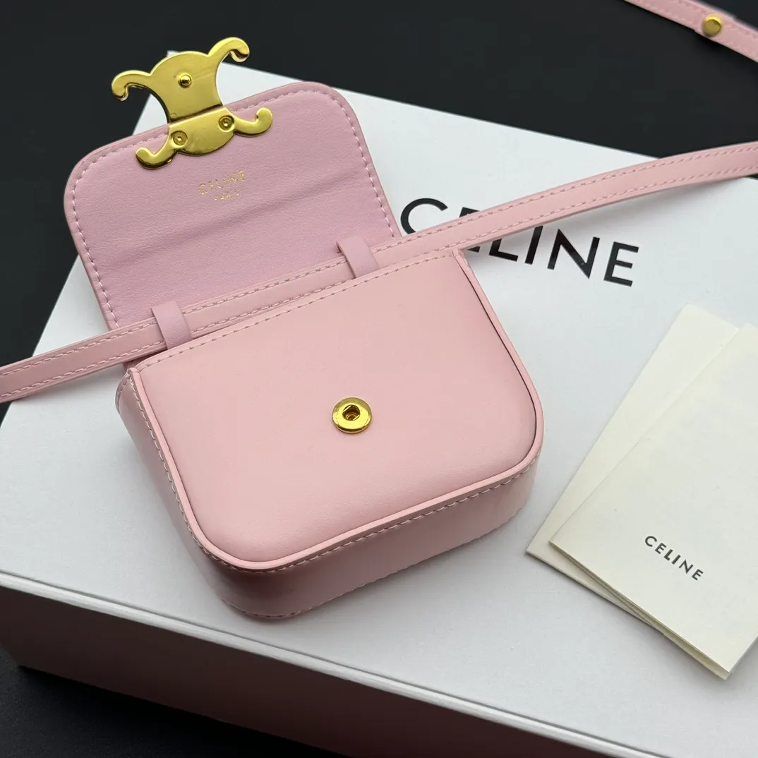 💰230 💎Upgraded original version💖 Comes with gift box 𝗖𝗘𝗟𝗜𝗡𝗘 | 𝗧𝗥𝗜𝗢𝗠𝗣𝗛𝗘 𝗠𝗜𝗡𝗜 Arc de Triomphe Mini Crossbody Bag〰️ Pink# (Calfskin) Arc de Triomphe and minimalist inspiration collide. Beautiful to the core. The shape of the bag is simply the golden ratio. Small and delicate. The more you look at it, the better it looks. It gives people a French gentle style🍃. Carrying it on the body is like an exquisite work of art. Made of genuine Italian leather. The texture of the leather is perfect. 𝑠　𝑧𝑒: 𝟭𝟭*𝟴*𝟰𝒄𝒎 Model: 101513/10I513