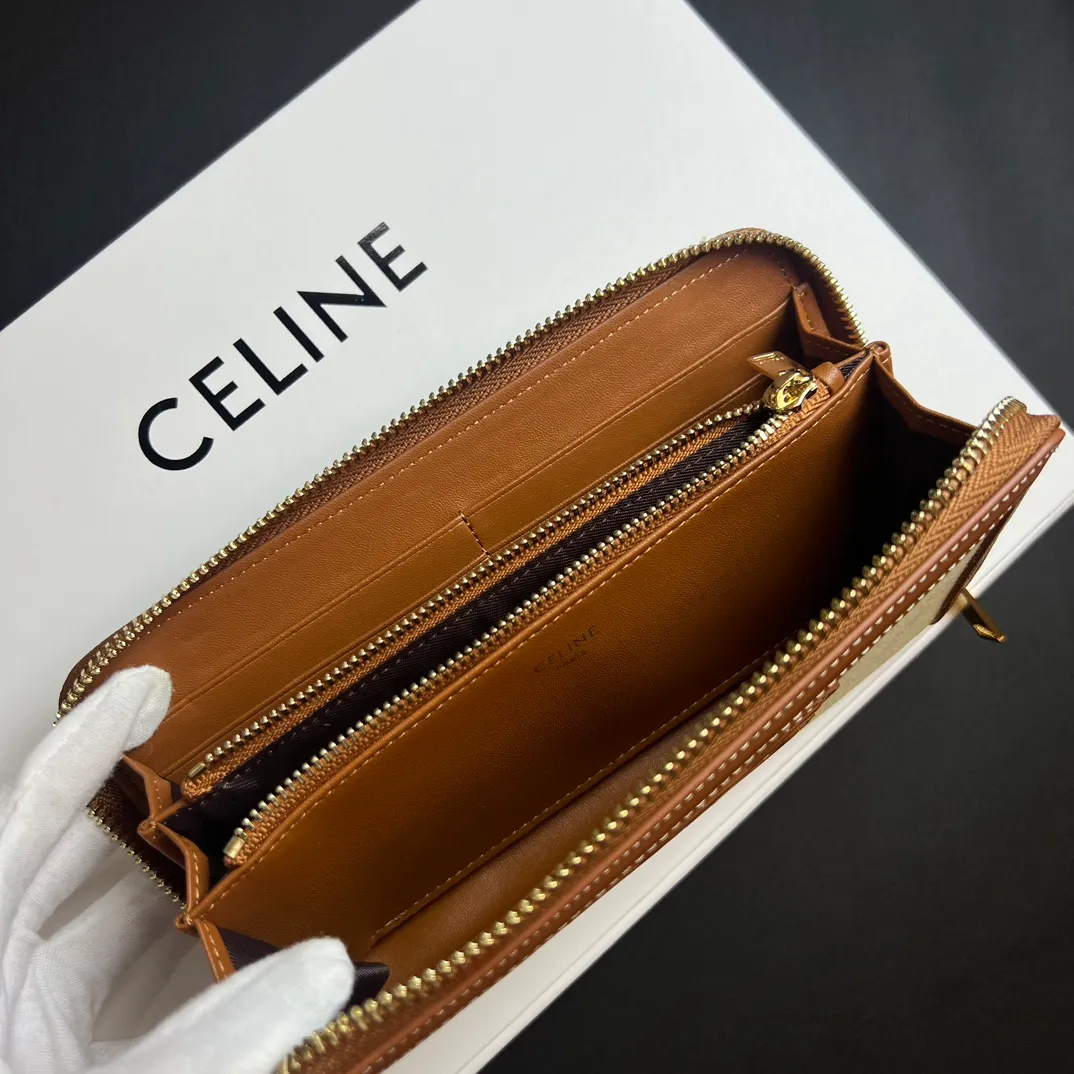 💰150 💎 Upgraded original version 🇫🇷 𝗖𝗘𝗟𝗜𝗡𝗘 CELINE two-layer cowhide, non-transferable, original factory product 💎 TRIOMPHE CUIR large zipper wallet (brown) ❤️ Made of smooth calfskin, calfskin lining, zip closure, zippered coin pocket, 12 credit card slots, two gusseted compartments, two flat pockets. Style number: 10K543D Size: 19x10x1