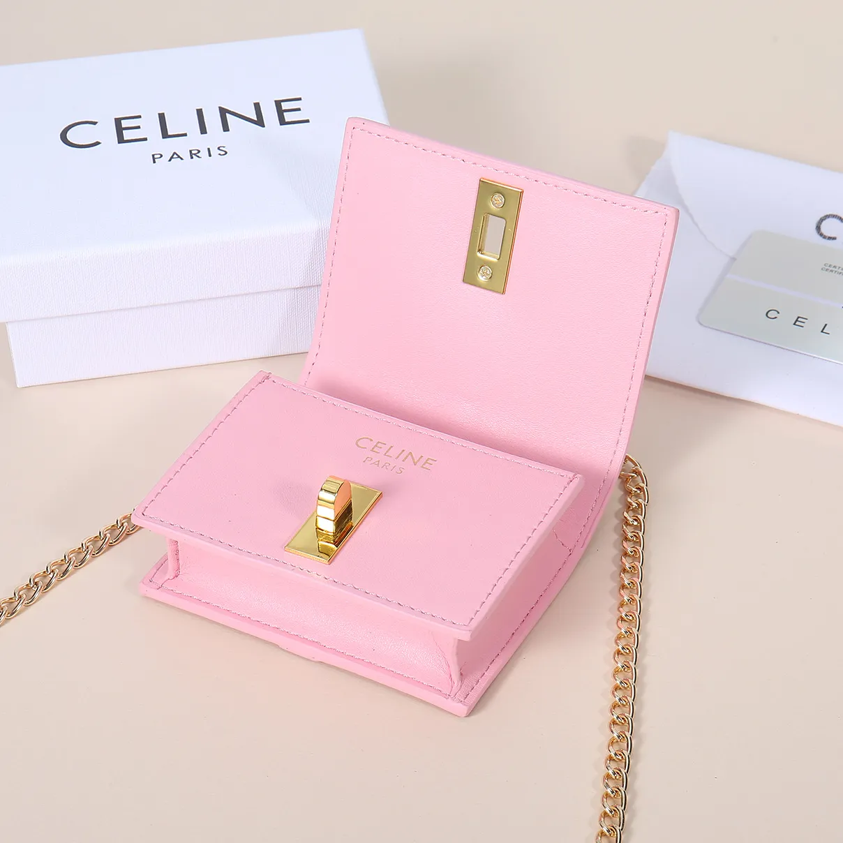 💰140, Celine’s latest chain card holder, TRIOMPHE flip chain card holder, can be worn cross-body, classic cowhide with plain microfiber interior, rotating lock closure, 1 thickened main compartment, 2 inner card slots. No.: 10M472 Size: 10.5x8.5x3 cm