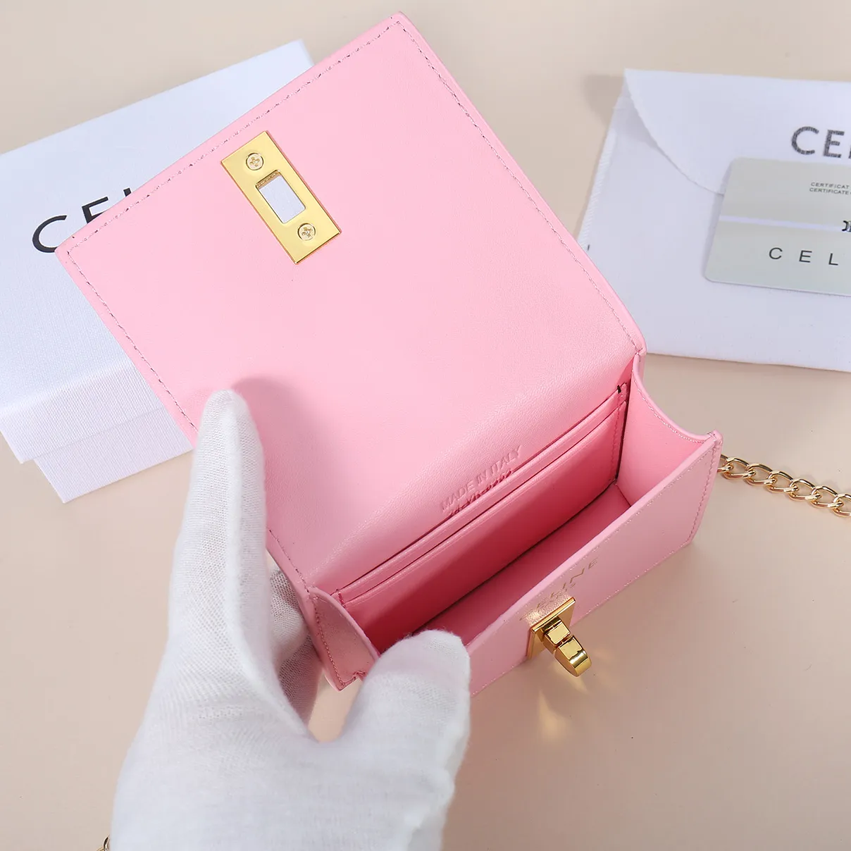 💰140, Celine’s latest chain card holder, TRIOMPHE flip chain card holder, can be worn cross-body, classic cowhide with plain microfiber interior, rotating lock closure, 1 thickened main compartment, 2 inner card slots. No.: 10M472 Size: 10.5x8.5x3 cm
