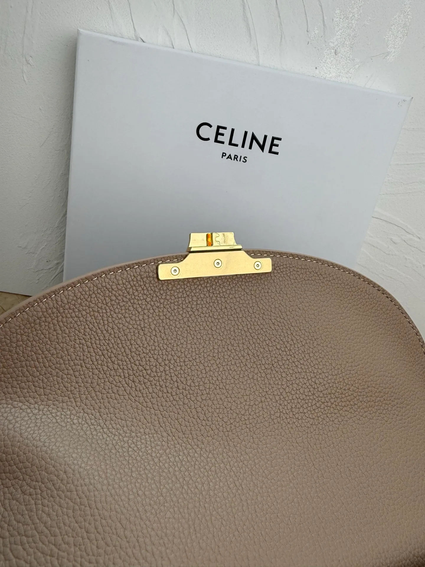p1760 New products are online 🅰️🅰️CE Arc de Triomphe kelly handbag 👜 The new Arc de Triomphe storage bag is full of high-end feeling! The simple and exquisite silhouette presents a capable style and pure aesthetics. Whether it is calm black, low-key brown or soft pink, it exudes an unparalleled sense of luxury❤️ The lines of kelly's classic shape are simple and elegant, without unnecessary decoration, showing the aesthetic charm🫶🏻 Style number: 188836 Color: black Size: 25.5x18.5x10