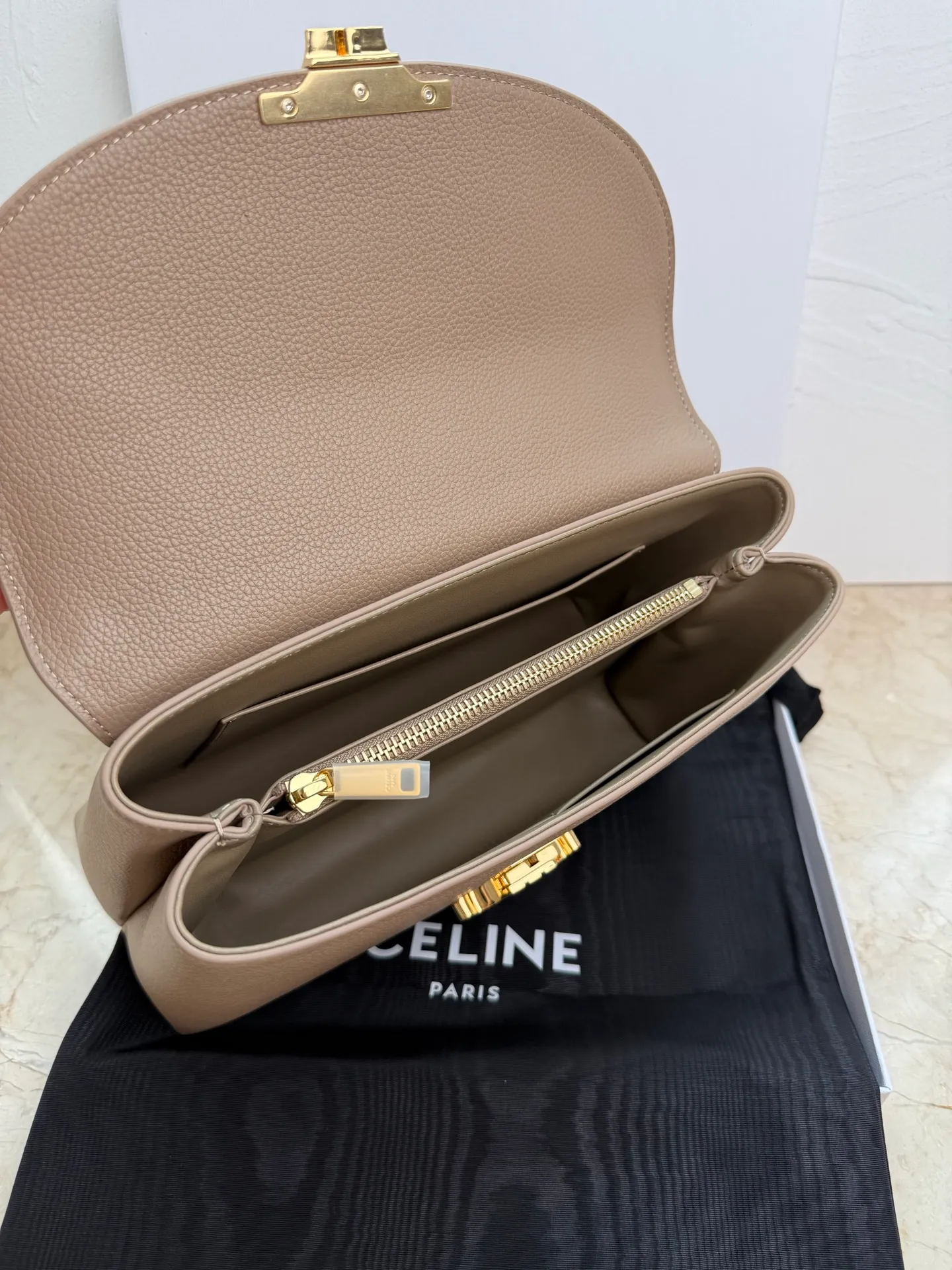 p1760 New products are online 🅰️🅰️CE Arc de Triomphe kelly handbag 👜 The new Arc de Triomphe storage bag is full of high-end feeling! The simple and exquisite silhouette presents a capable style and pure aesthetics. Whether it is calm black, low-key brown or soft pink, it exudes an unparalleled sense of luxury❤️ The lines of kelly's classic shape are simple and elegant, without unnecessary decoration, showing the aesthetic charm🫶🏻 Style number: 188836 Color: black Size: 25.5x18.5x10