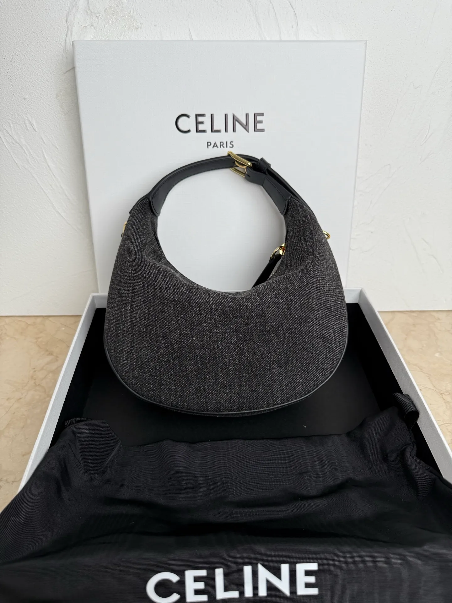 p1300 New product online 🅰️🅰️ CE new LuLu bag This time CE’s new LuLu bag is really stunning. I was struck by this crescent bag at first glance. It has a sense of high-end. The body of the bag is made of soft calfskin and feels like rua clouds. The hardware is all old and retro style. When paired with it, the temperament takes off. The most amazing thing is this bag shape! It can be salty, sweet, commuting, dating, cross-body, or one-shoulder. They are all very beautiful, and the capacity is completely sufficient for daily use. Paired with a coat, it looks like a lady, and paired with a sweater, it is very casual and casual. It is really versatile! ♻️ Style number: 119599 Color: black cloth Size: 22x15x5cm