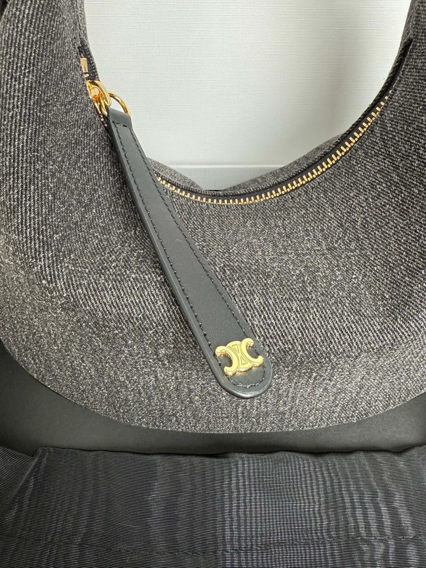 p1300 New product online 🅰️🅰️ CE new LuLu bag This time CE’s new LuLu bag is really stunning. I was struck by this crescent bag at first glance. It has a sense of high-end. The body of the bag is made of soft calfskin and feels like rua clouds. The hardware is all old and retro style. When paired with it, the temperament takes off. The most amazing thing is this bag shape! It can be salty, sweet, commuting, dating, cross-body, or one-shoulder. They are all very beautiful, and the capacity is completely sufficient for daily use. Paired with a coat, it looks like a lady, and paired with a sweater, it is very casual and casual. It is really versatile! ♻️ Style number: 119599 Color: black cloth Size: 22x15x5cm