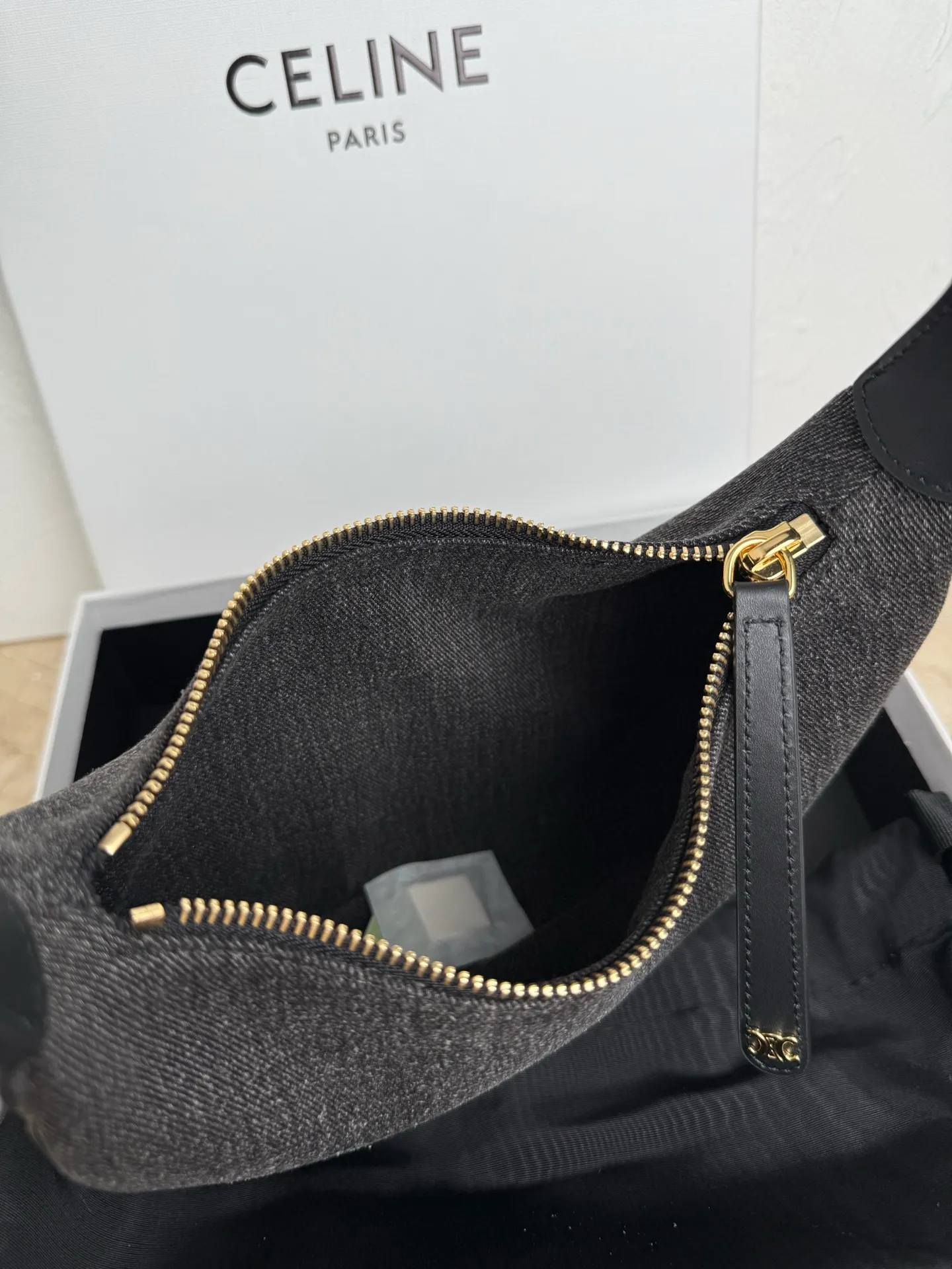 p1300 New product online 🅰️🅰️ CE new LuLu bag This time CE’s new LuLu bag is really stunning. I was struck by this crescent bag at first glance. It has a sense of high-end. The body of the bag is made of soft calfskin and feels like rua clouds. The hardware is all old and retro style. When paired with it, the temperament takes off. The most amazing thing is this bag shape! It can be salty, sweet, commuting, dating, cross-body, or one-shoulder. They are all very beautiful, and the capacity is completely sufficient for daily use. Paired with a coat, it looks like a lady, and paired with a sweater, it is very casual and casual. It is really versatile! ♻️ Style number: 119599 Color: black cloth Size: 22x15x5cm