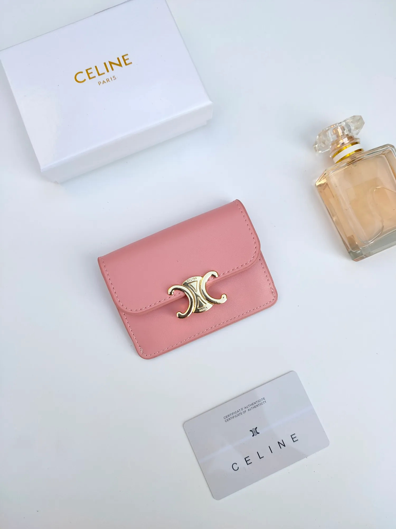 ￥110 CELINE’s latest TRIOMPHE leather flip card holder, gold finish, snap button closure, model number: 101583, size: 10.5*7cm