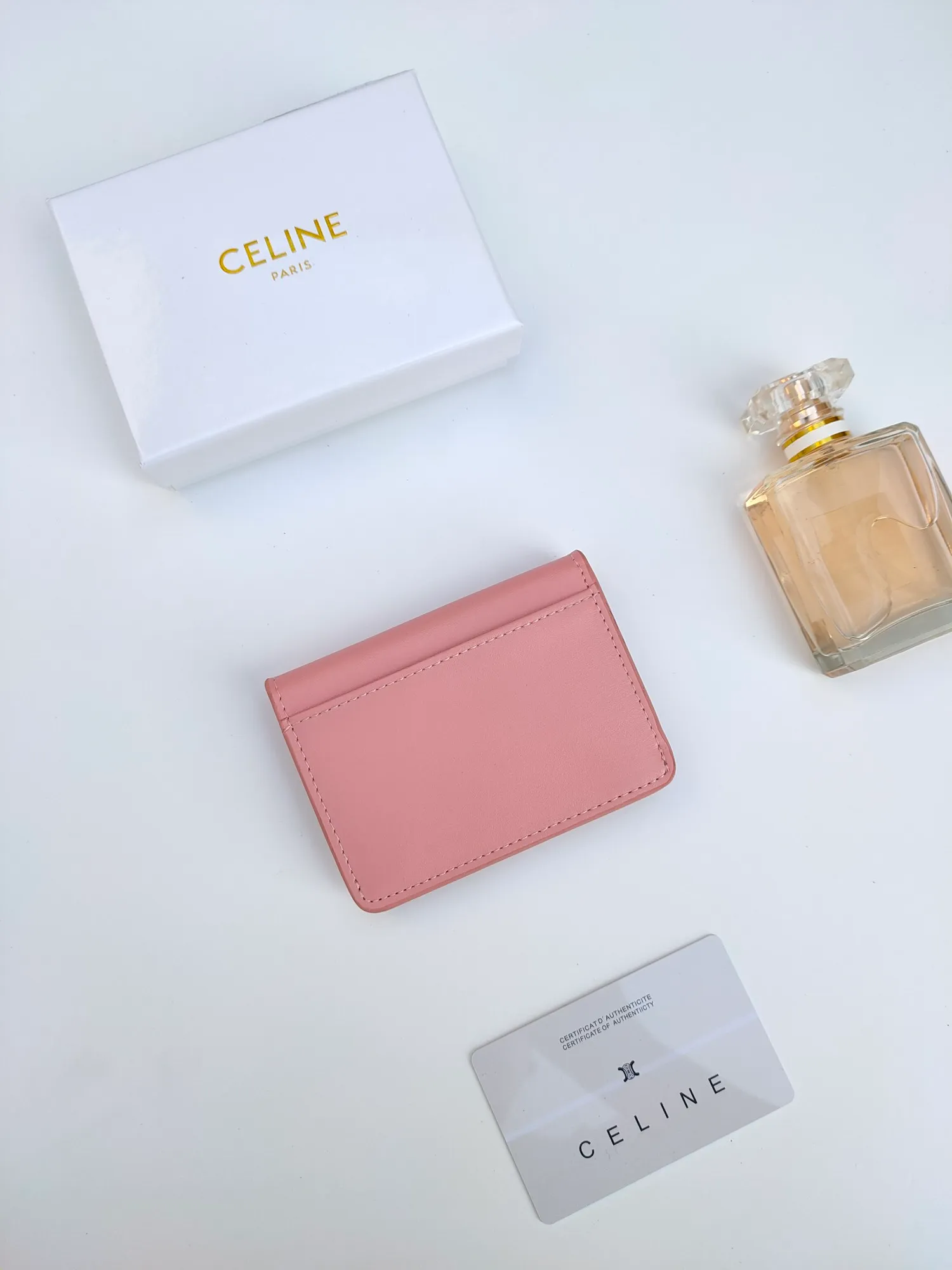 ￥110 CELINE’s latest TRIOMPHE leather flip card holder, gold finish, snap button closure, model number: 101583, size: 10.5*7cm