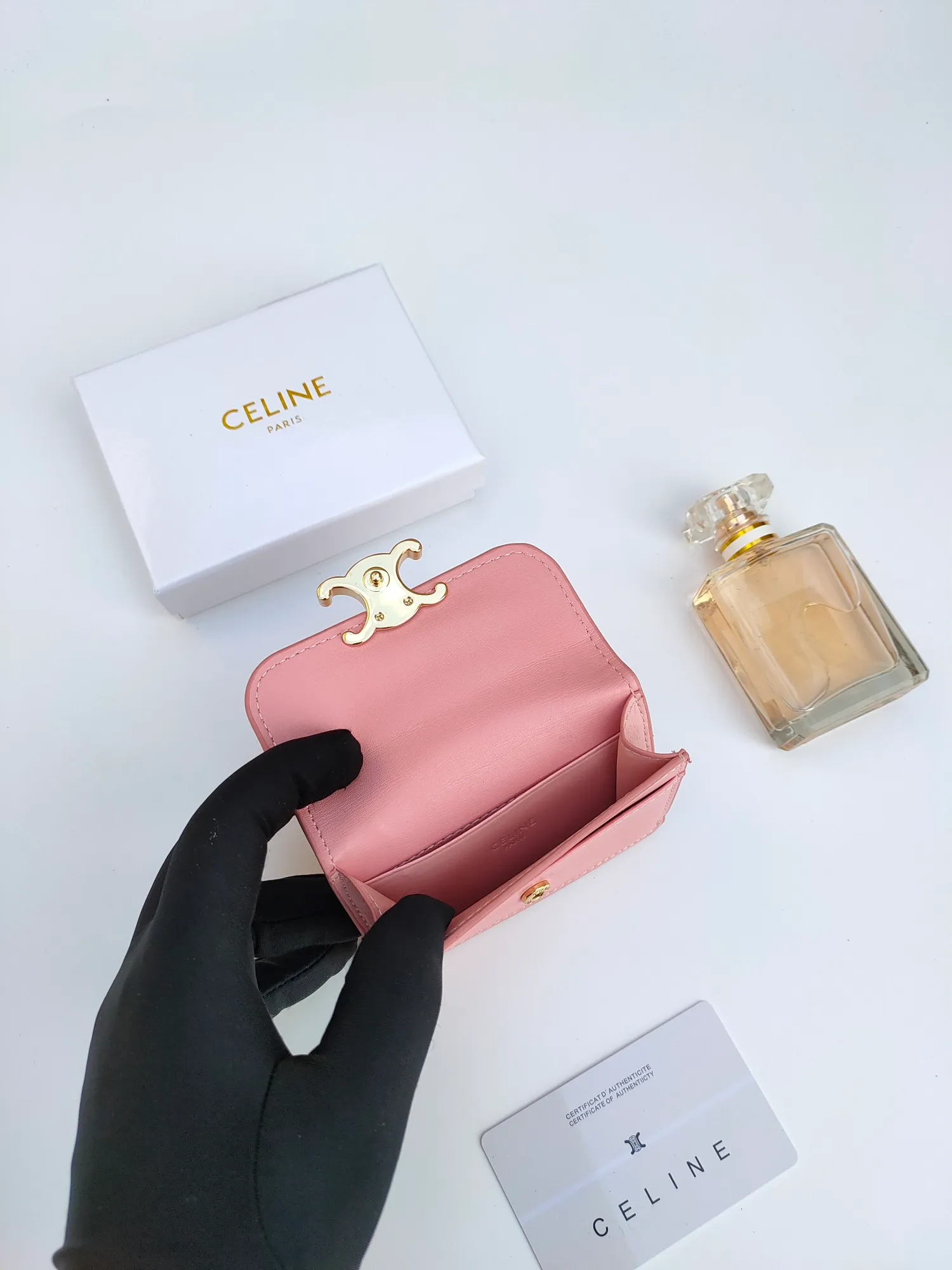 ￥110 CELINE’s latest TRIOMPHE leather flip card holder, gold finish, snap button closure, model number: 101583, size: 10.5*7cm